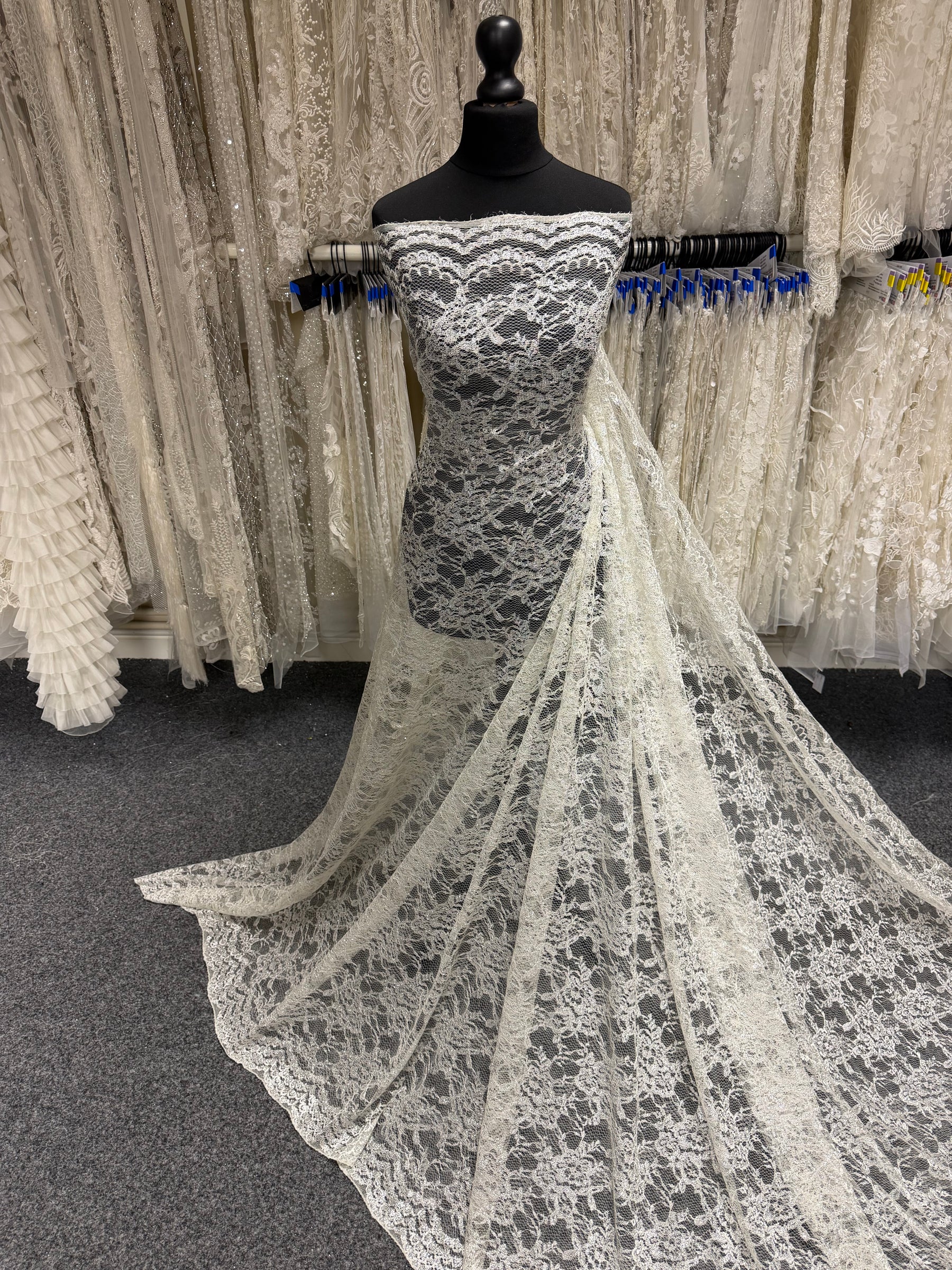 Ivory with Silver Chantilly Lace - P208