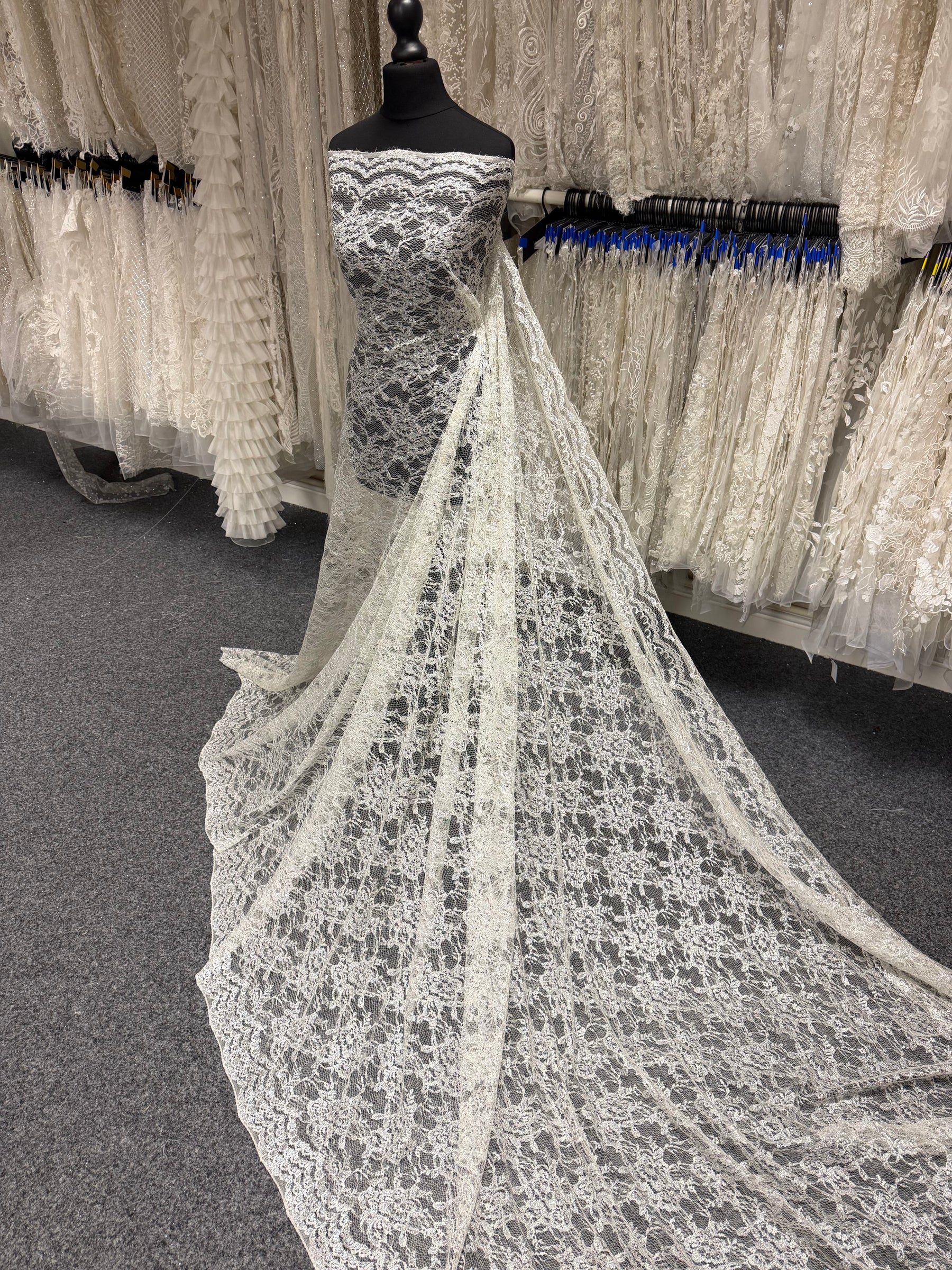 Ivory with Silver Chantilly Lace - P208