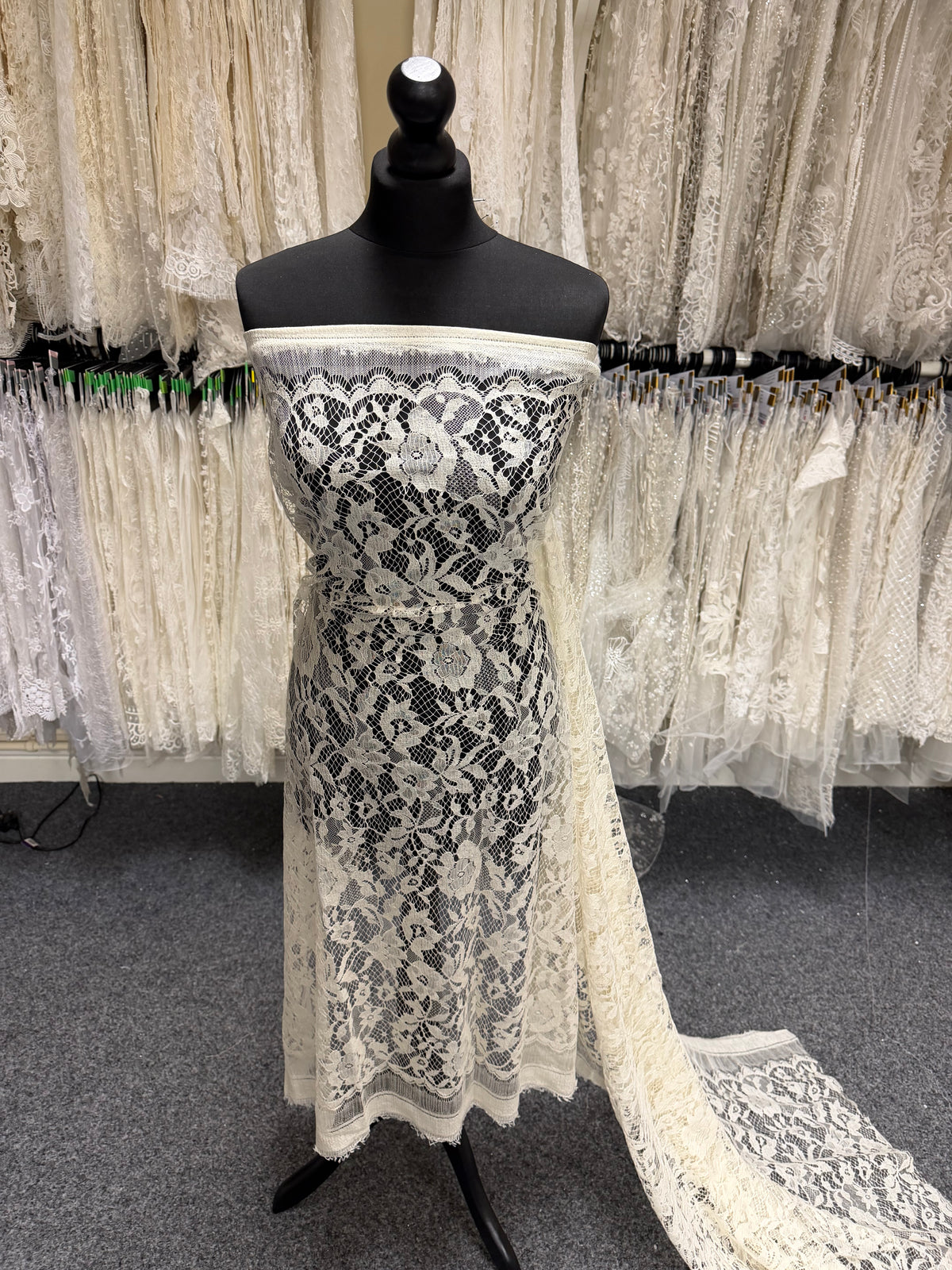 Ivory Silk Wool Chantilly Lace - P269