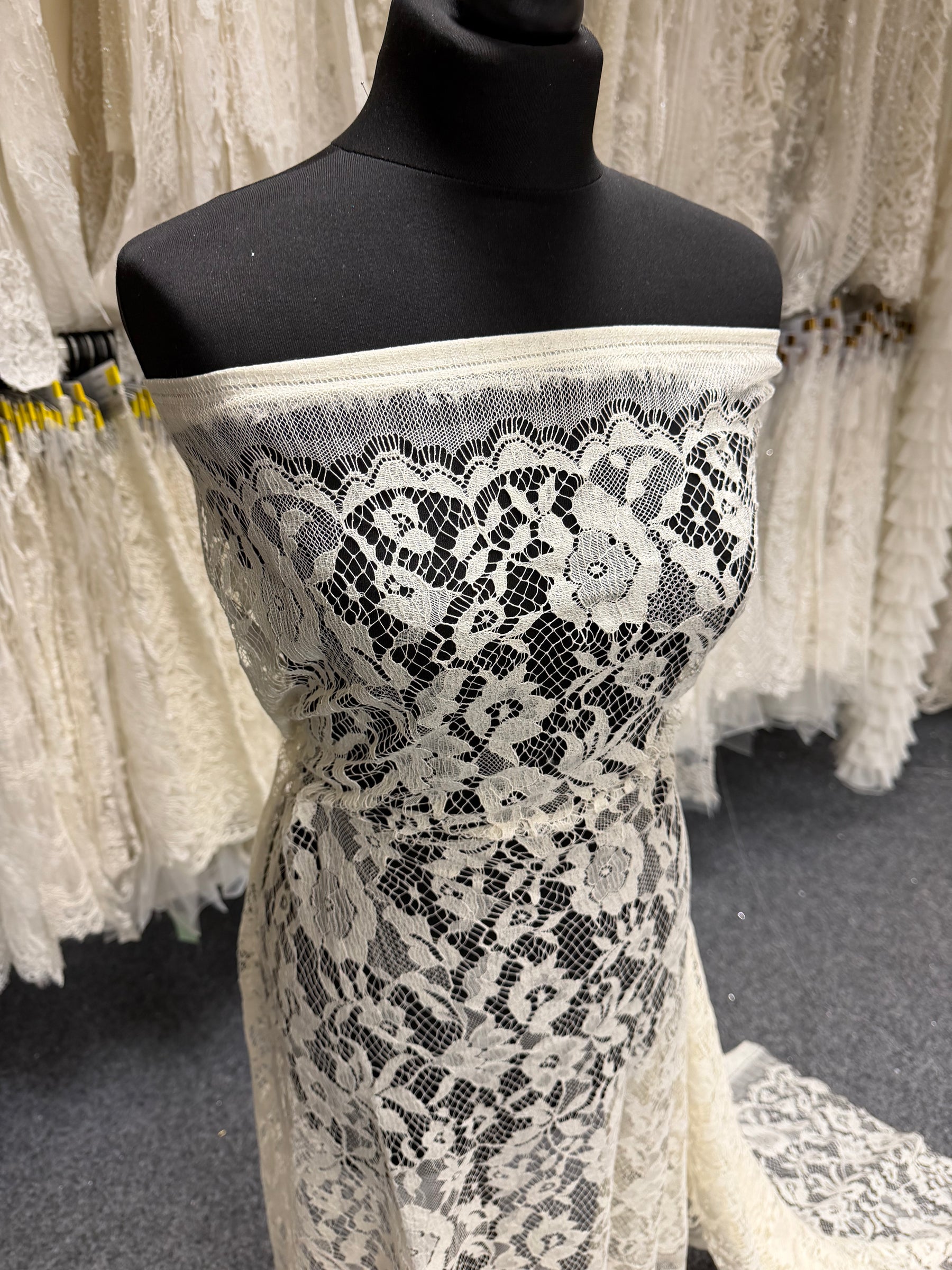 Ivory Silk Wool Chantilly Lace - P269