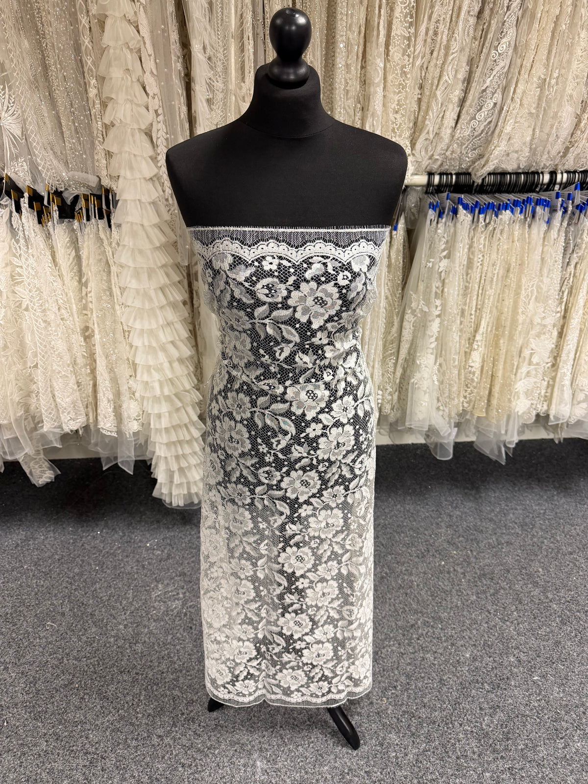 Ivory and Silver Chantilly Lace - P178