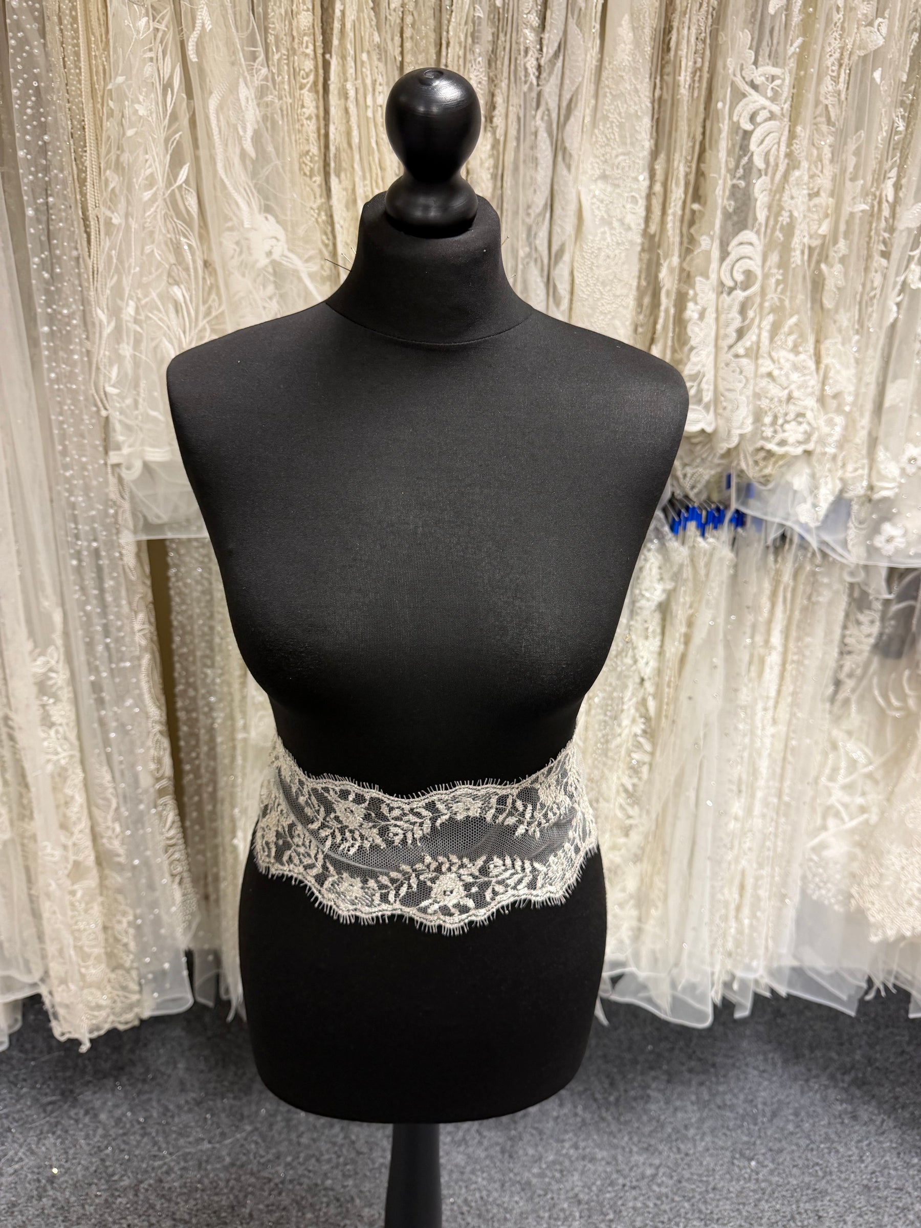 Silver Chantilly Lace Trim - EE4003