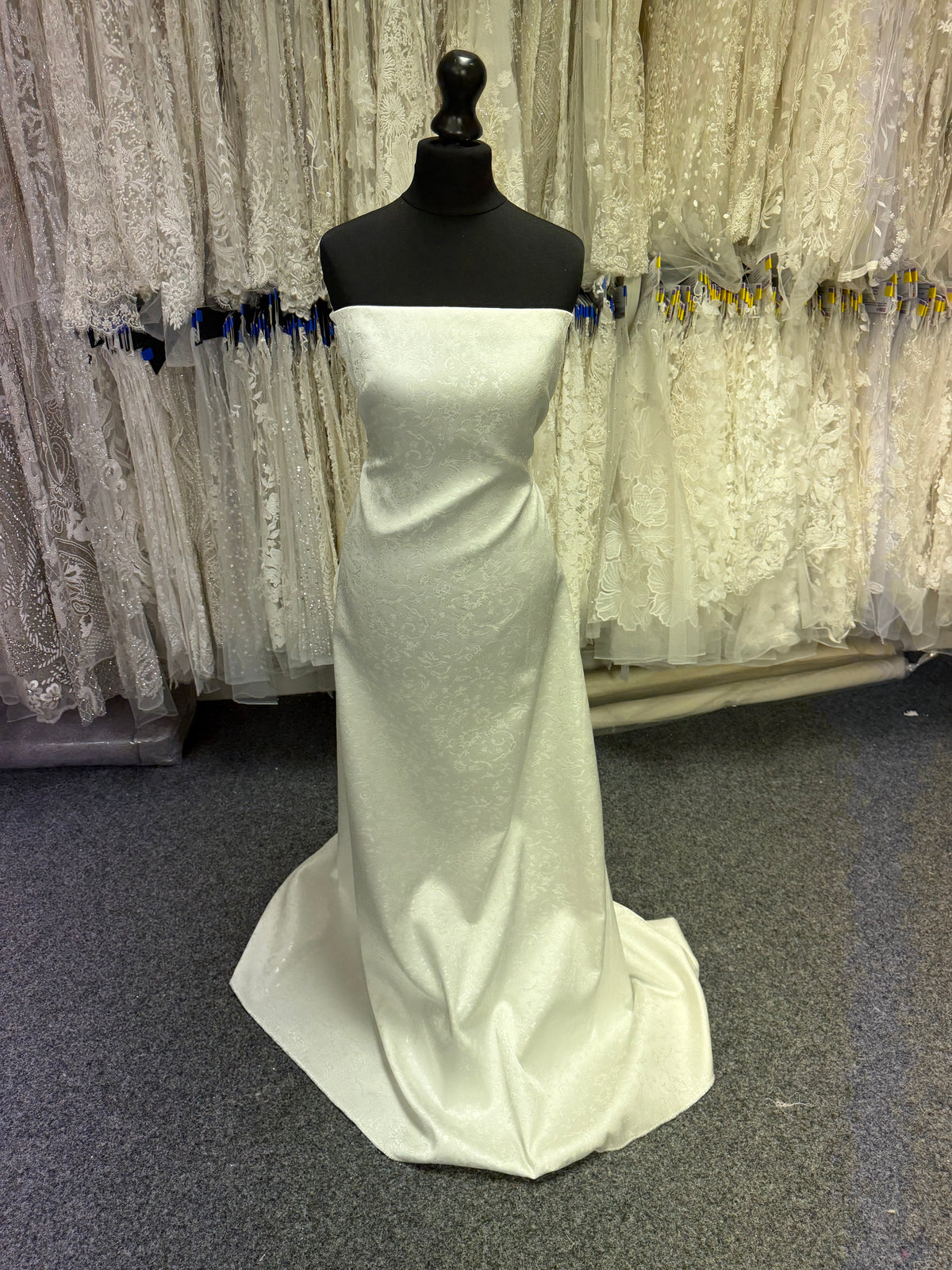 Italian Ivory Brocade - P658