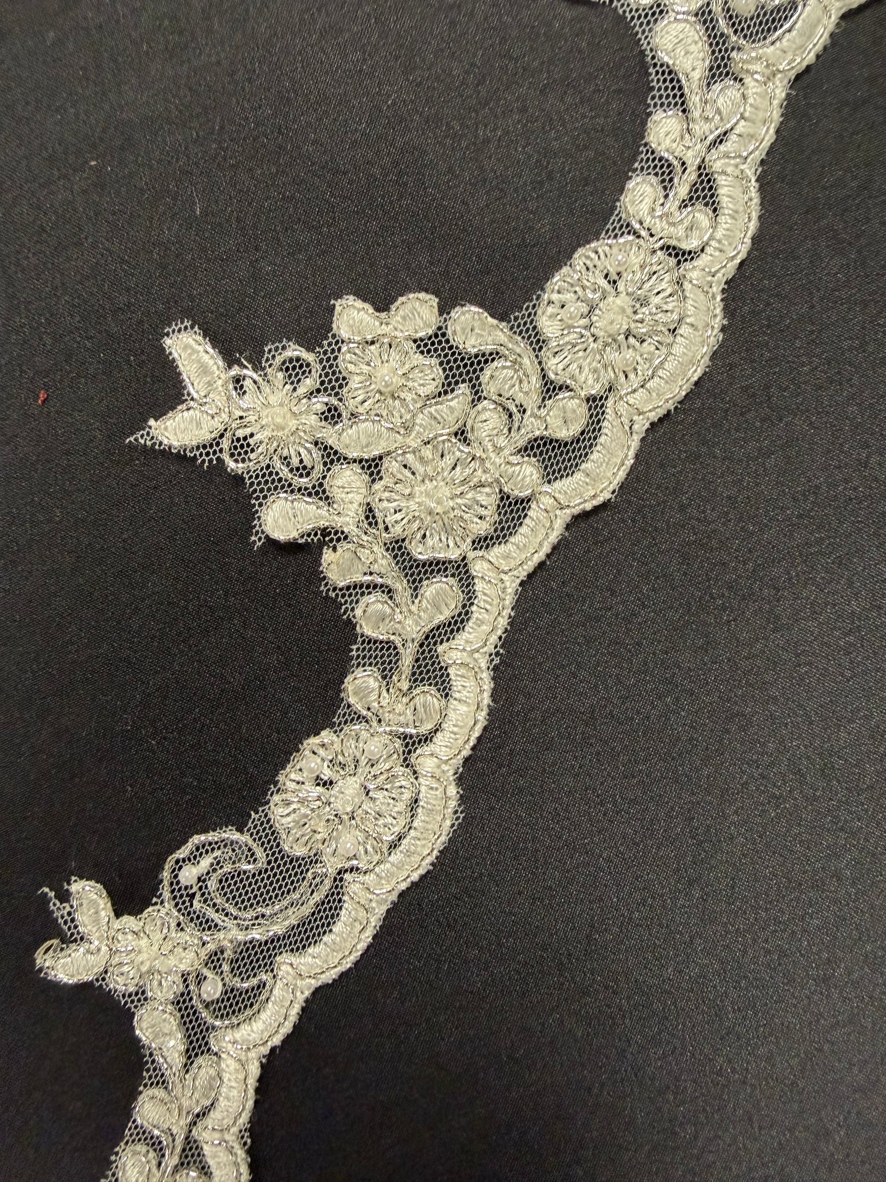 Ivory/Silver Metallic Beaded Edging - T953
