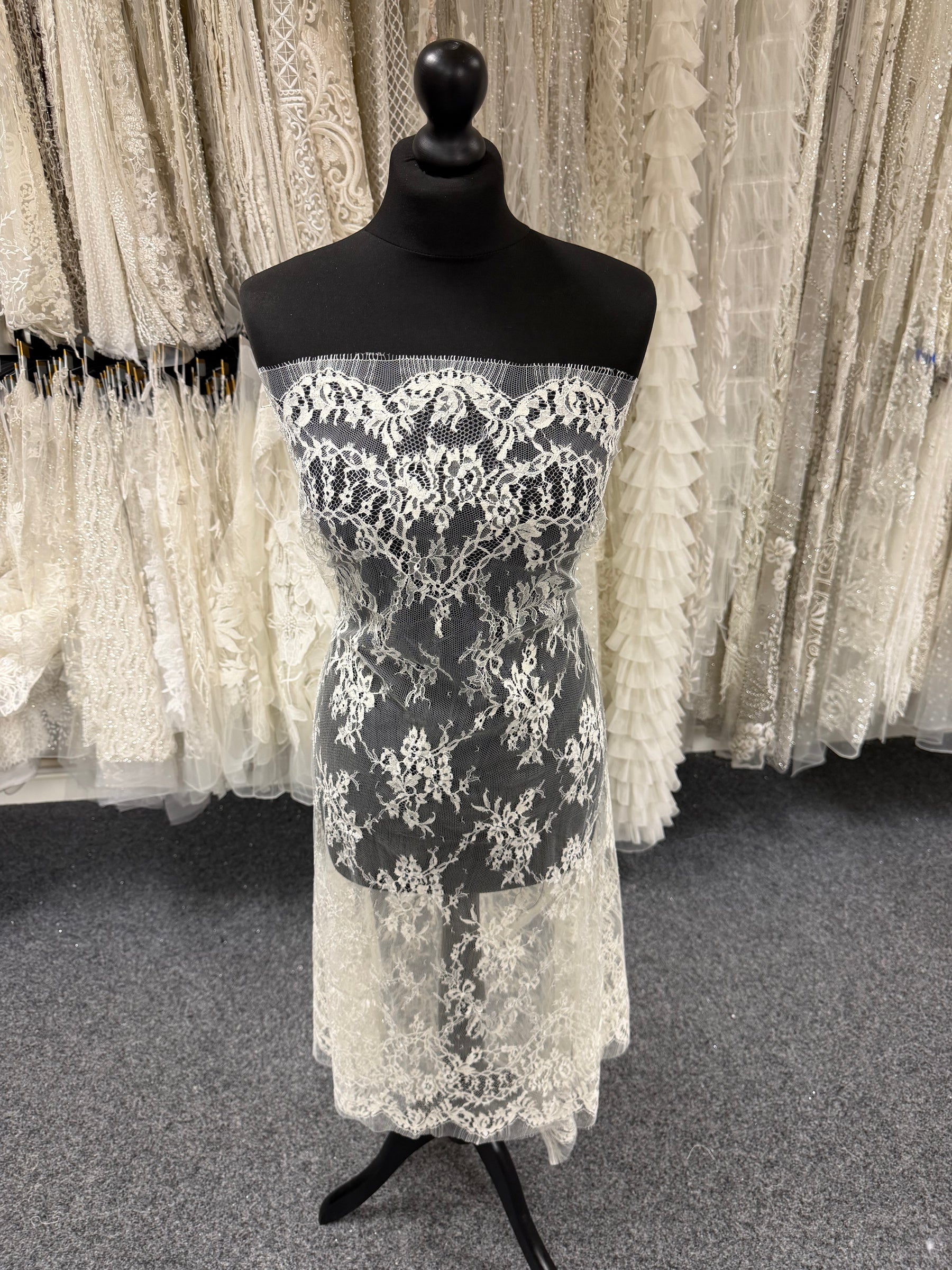 Ivory Chantilly Lace - P302