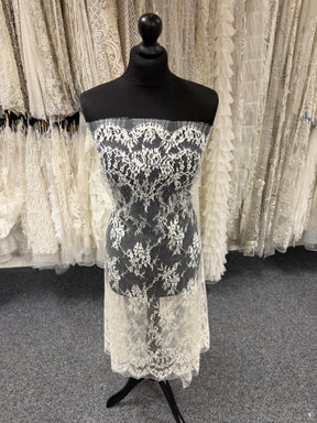 Ivory Chantilly Lace - P302