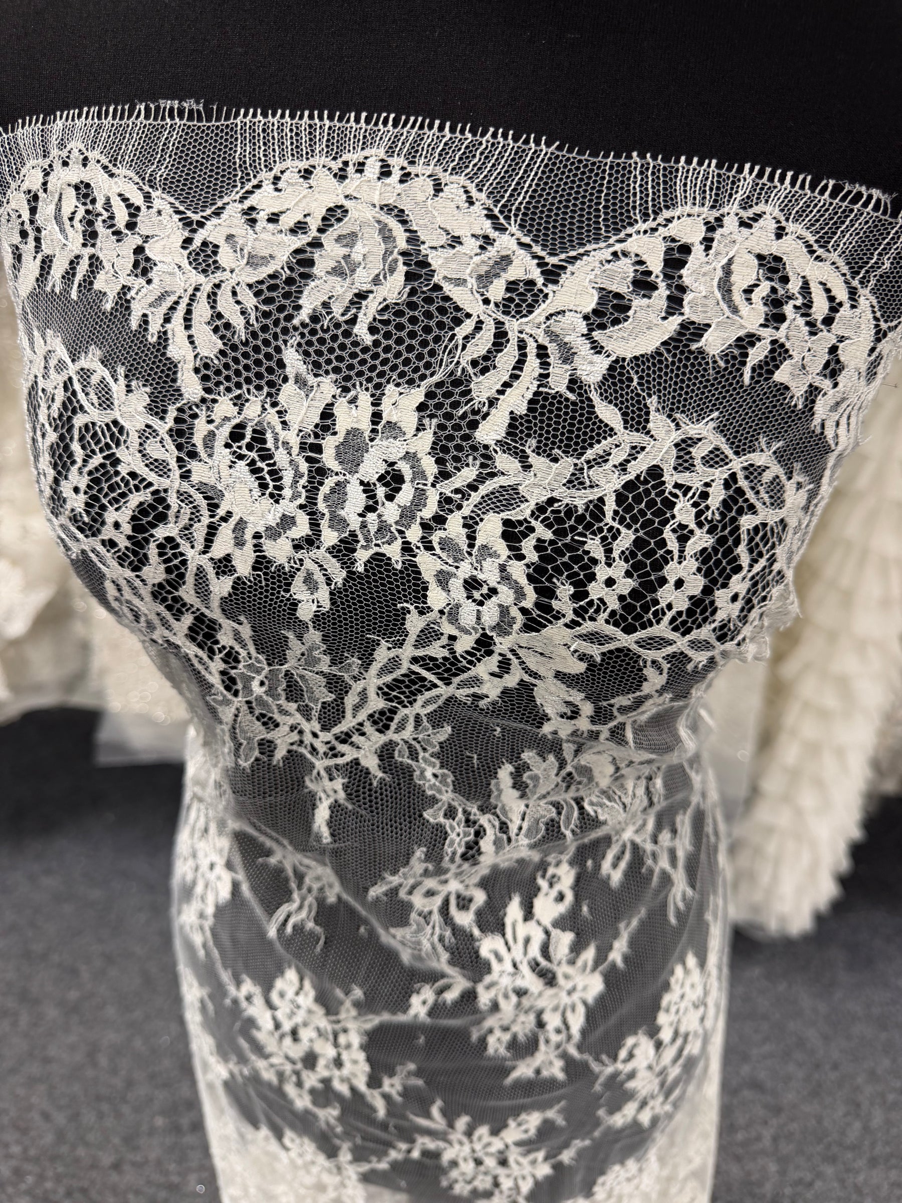 Ivory Chantilly Lace - P302