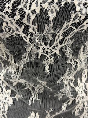 Ivory Chantilly Lace - P302