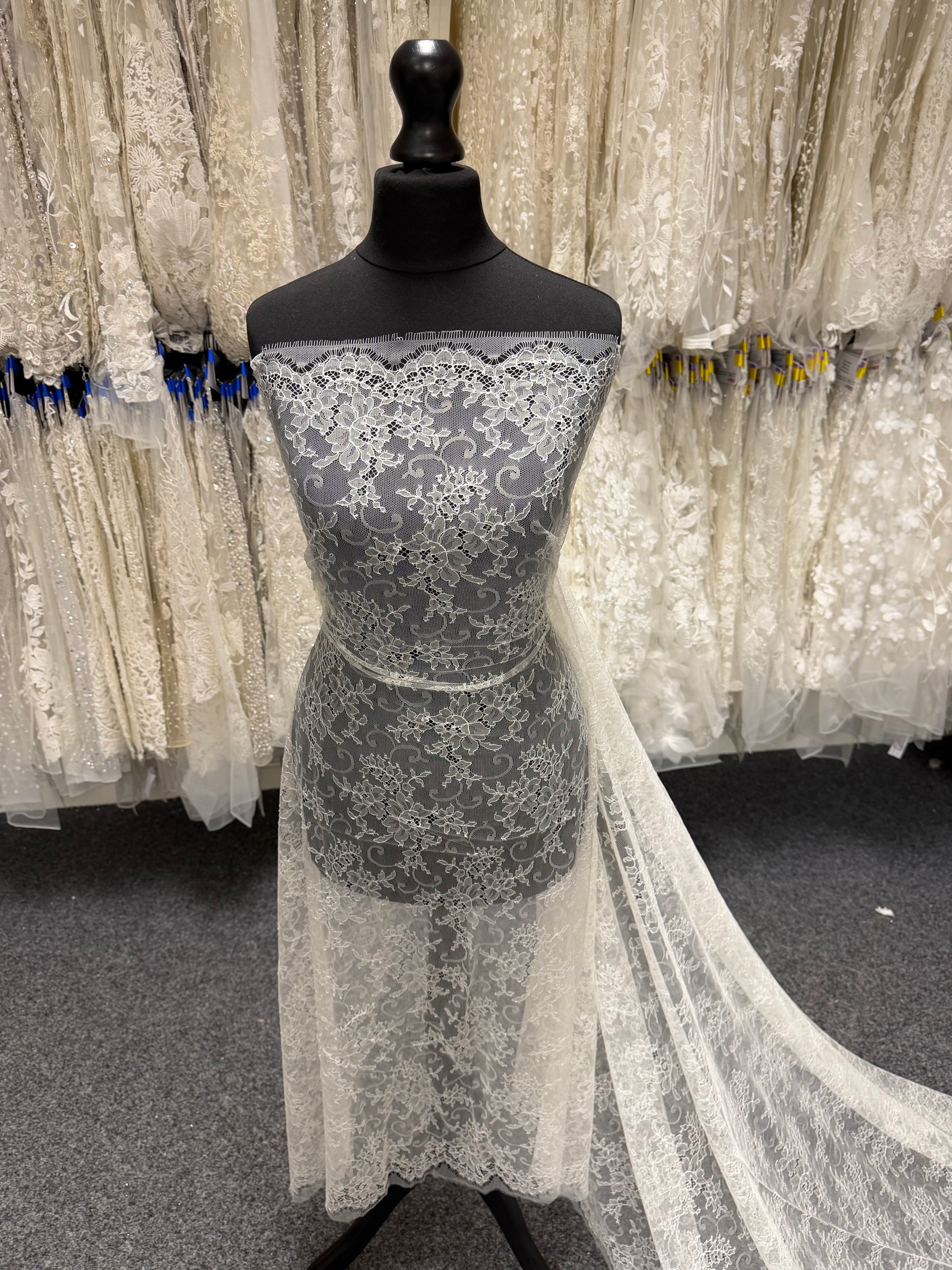 Ivory Chantilly Lace - P301