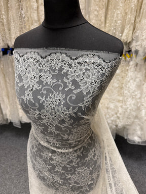 Ivory Chantilly Lace - P301