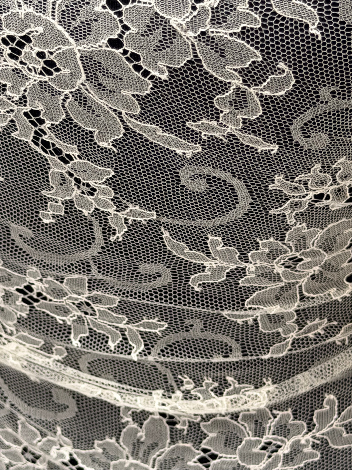 Ivory Chantilly Lace - P301