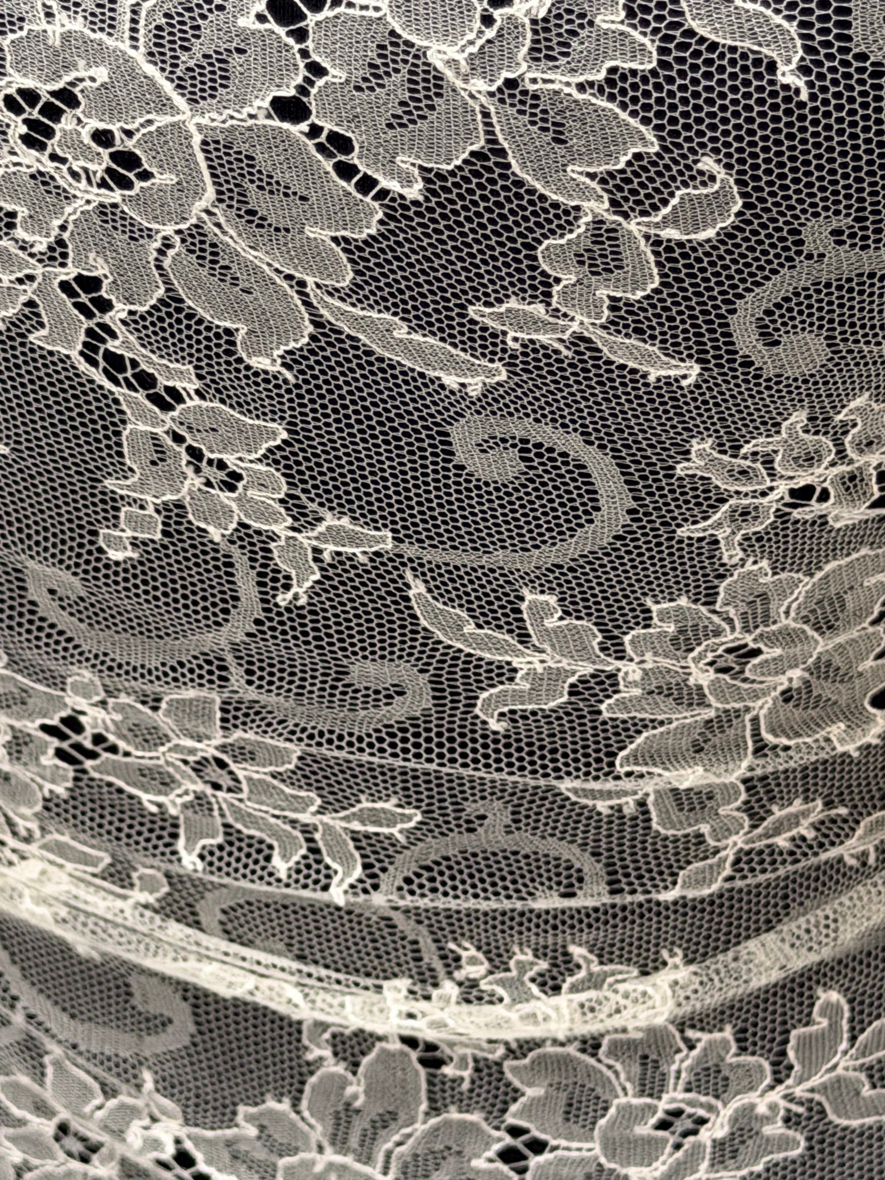 Ivory Chantilly Lace - P301