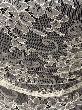 Ivory Chantilly Lace - P301