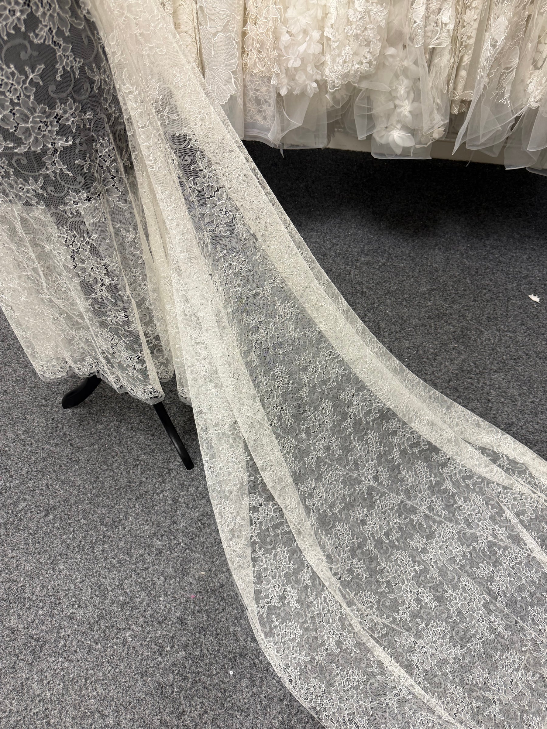 Ivory Chantilly Lace - P301