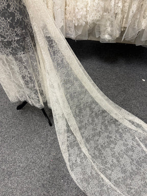 Ivory Chantilly Lace - P301