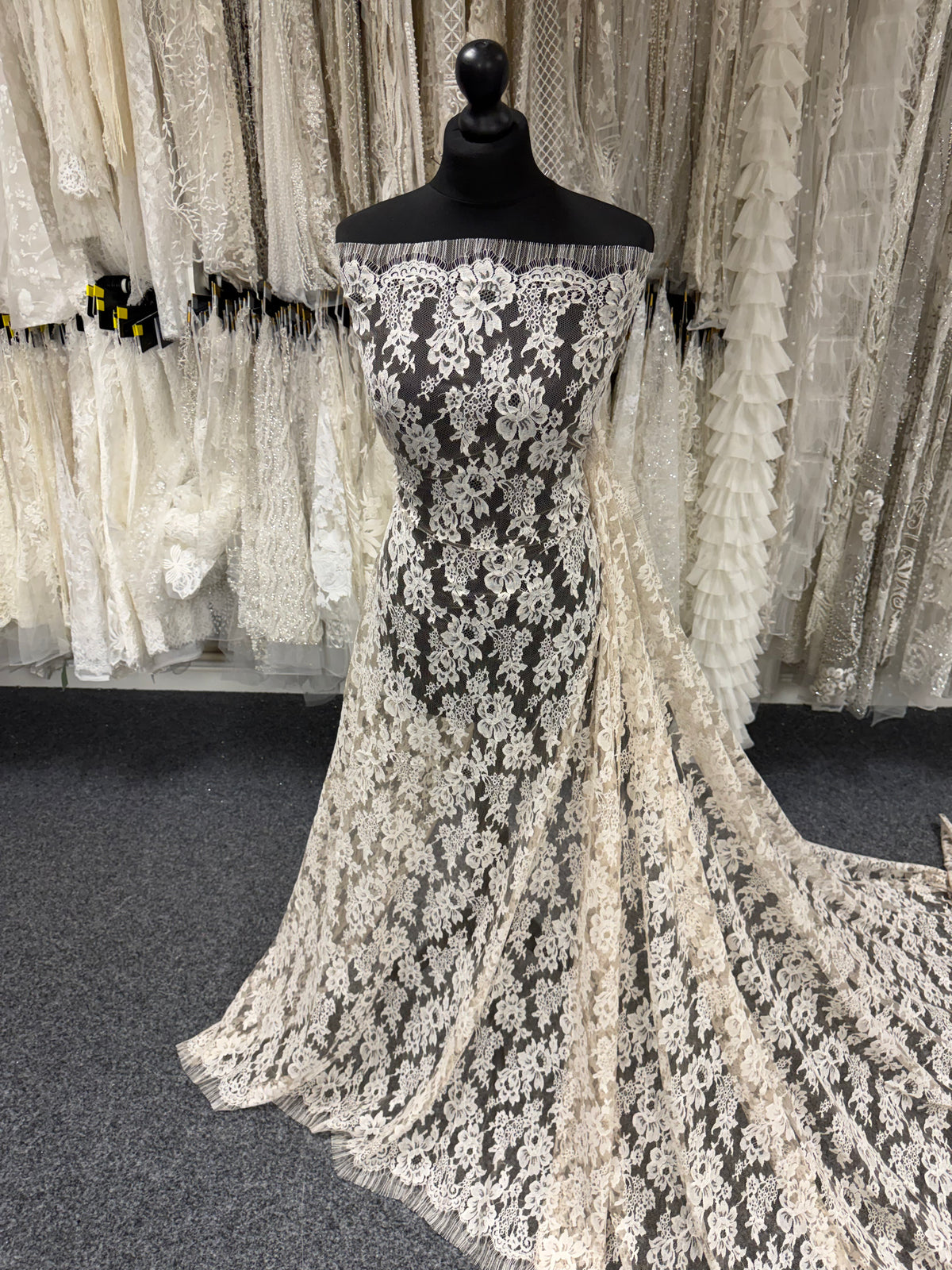 Beige Chantilly Lace - P305 (140cm)