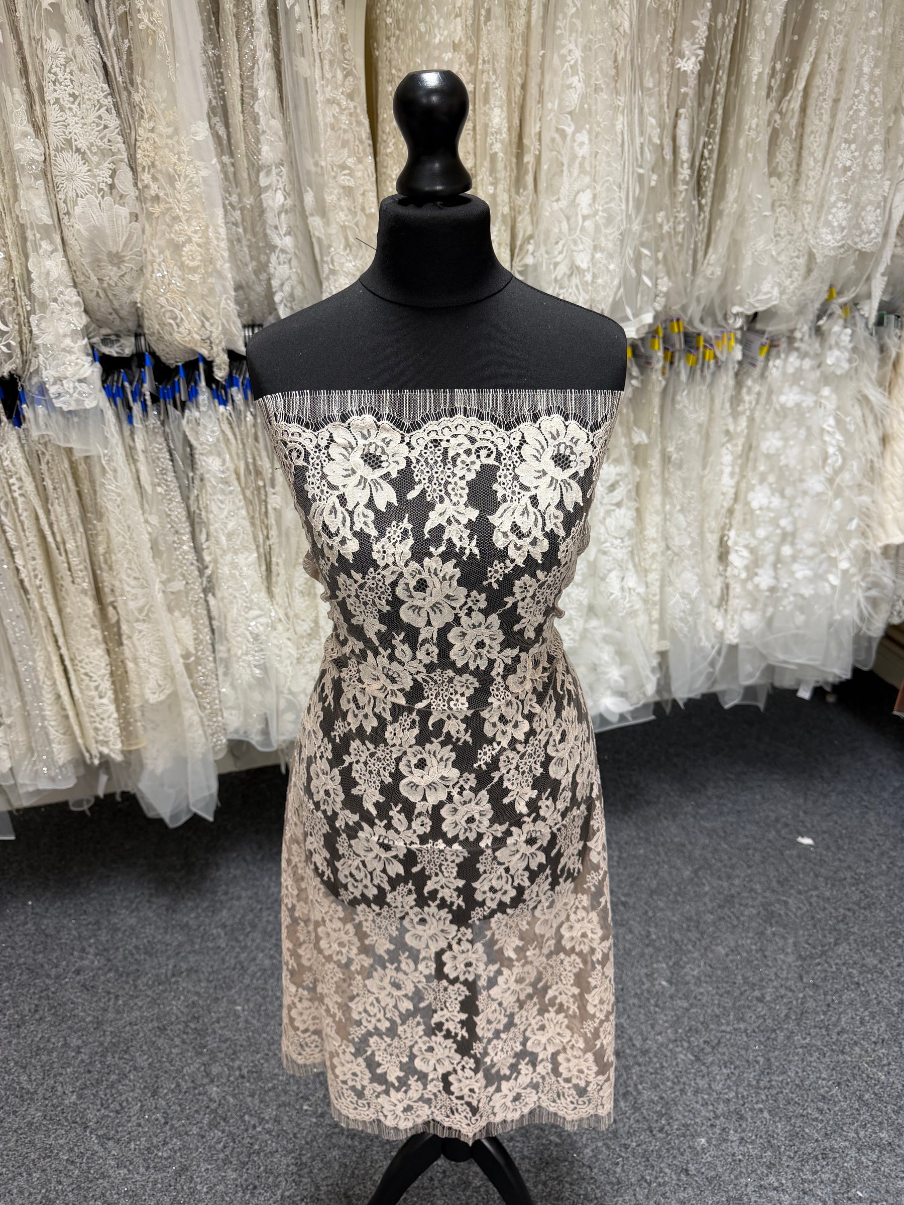 Antique Rose Chantilly Lace - P305 (90cm)