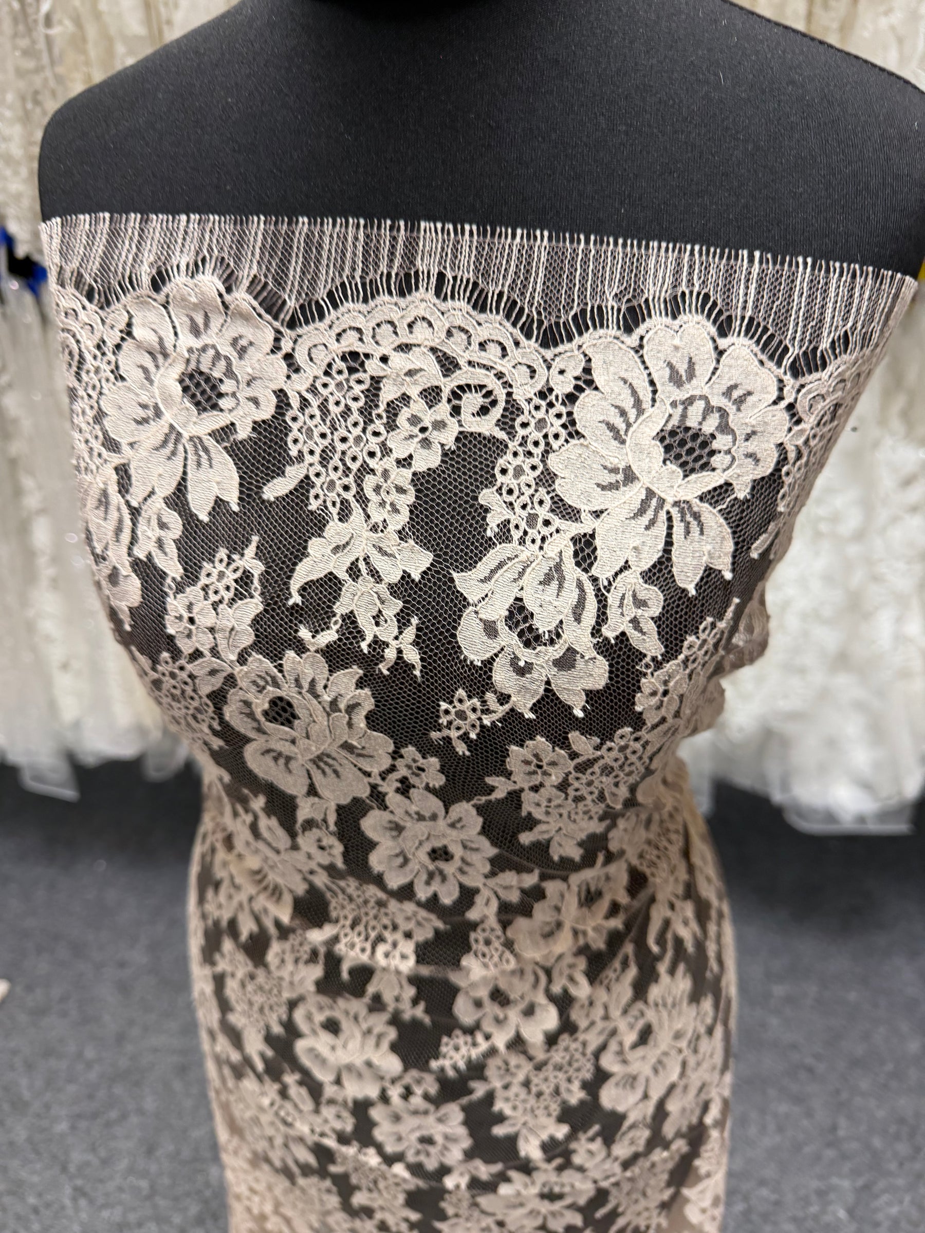 Antique Rose Chantilly Lace - P305 (90cm)