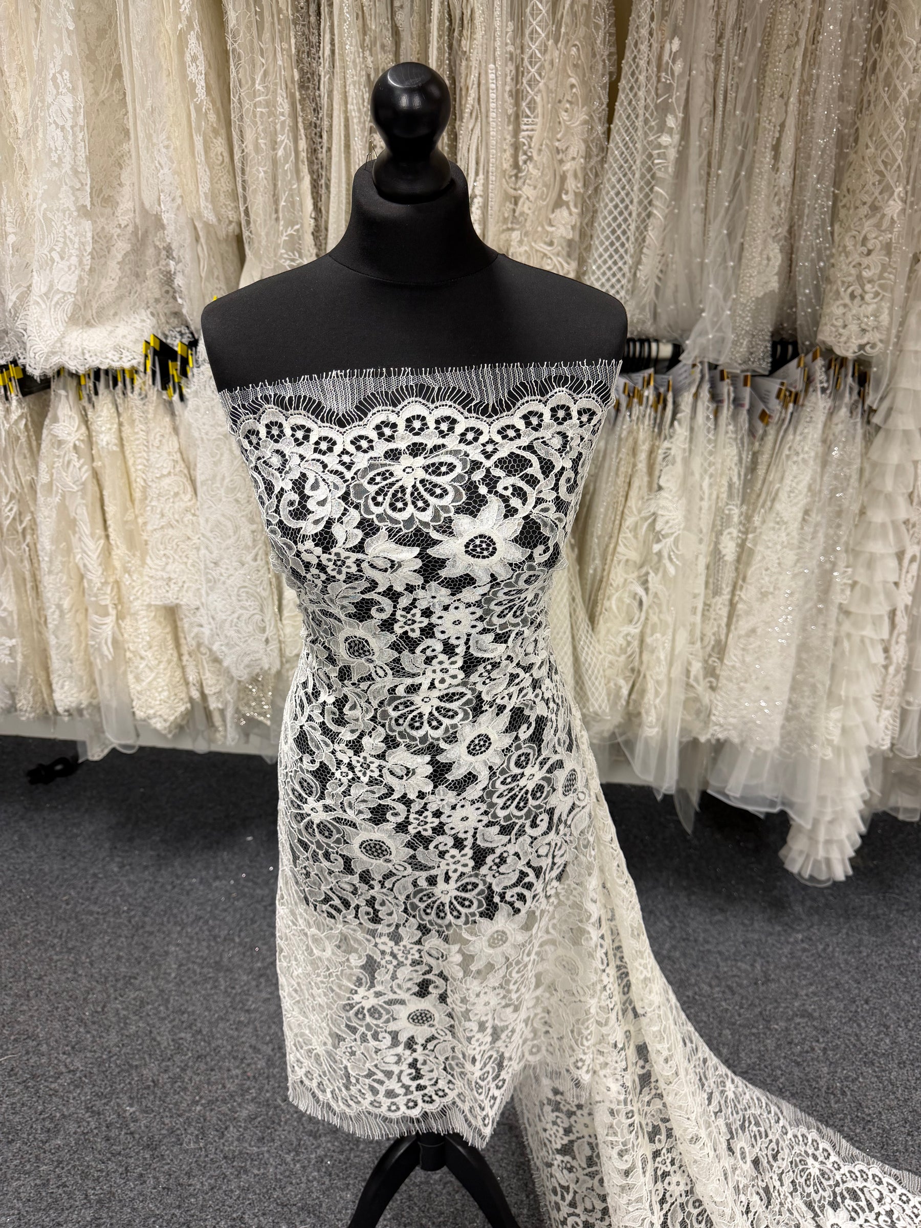 Ivory Chantilly Lace - P297