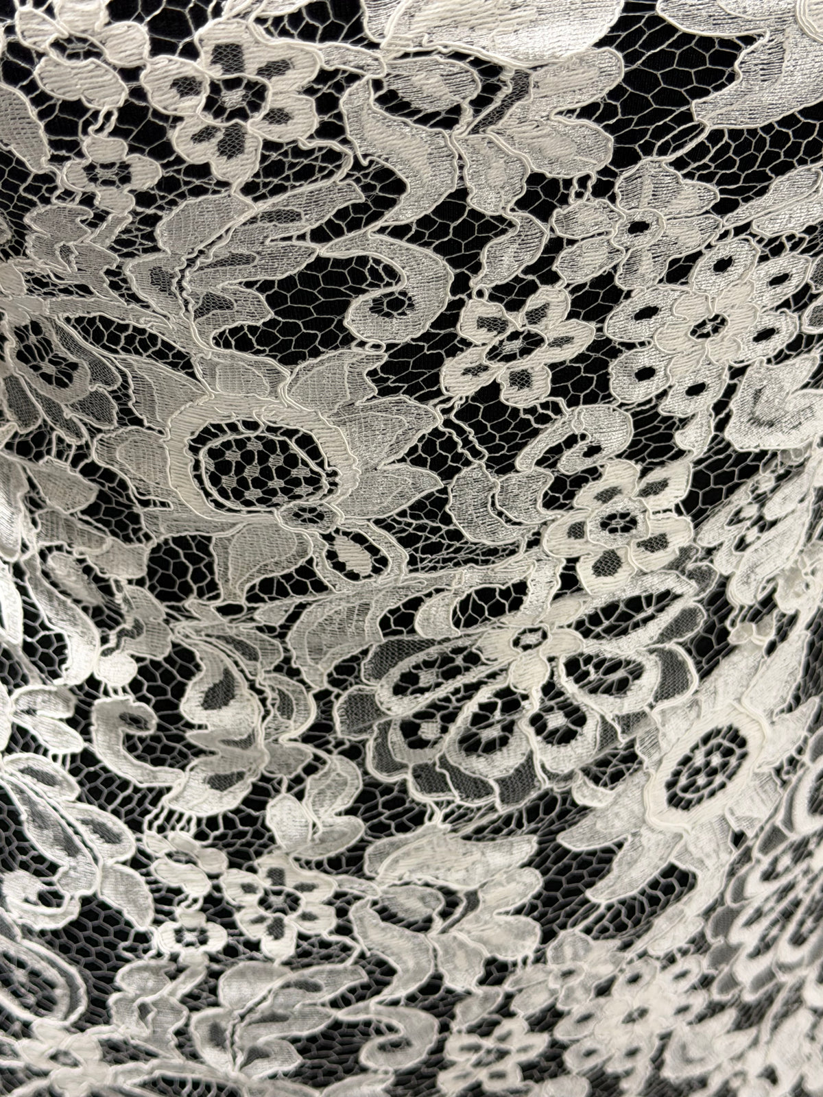 Ivory Chantilly Lace - P297