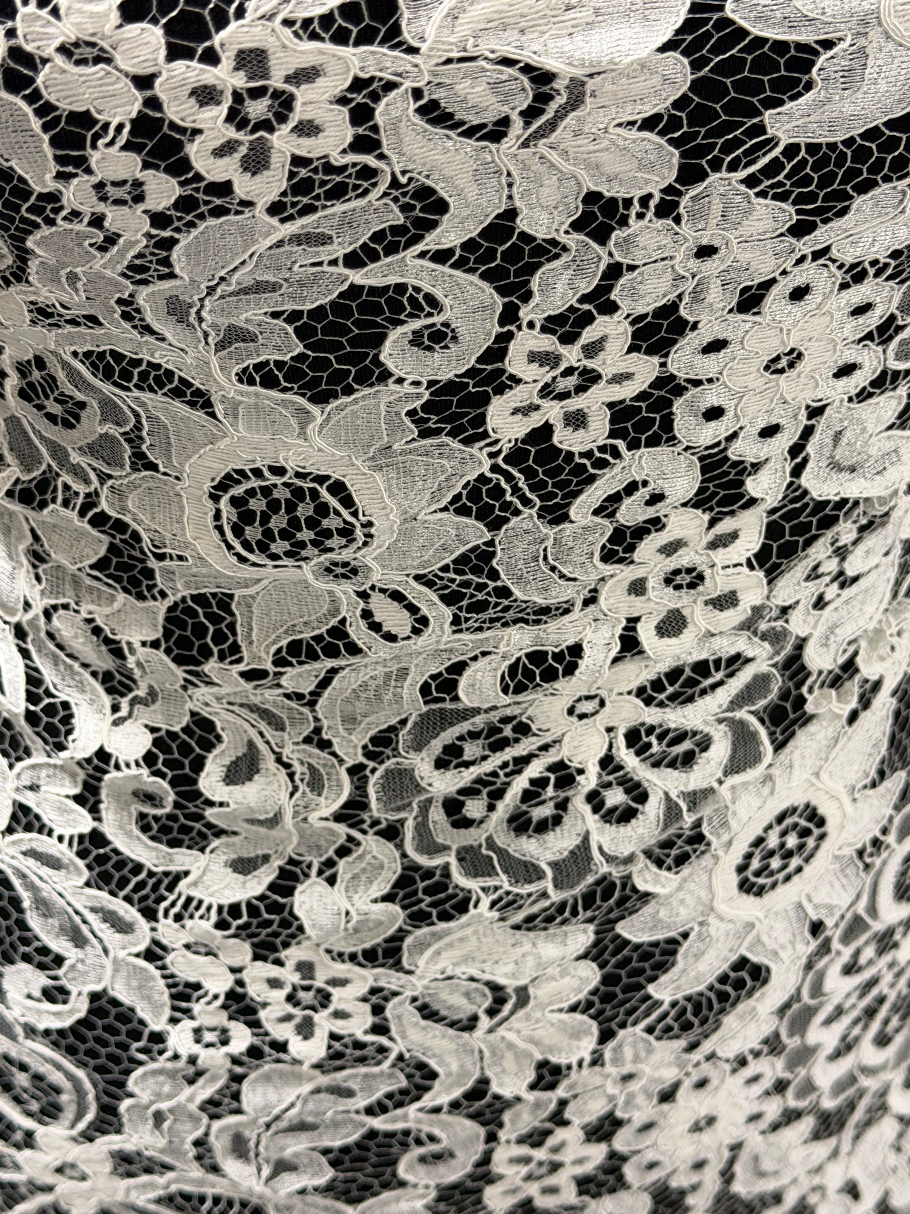 Ivory Chantilly Lace - P297