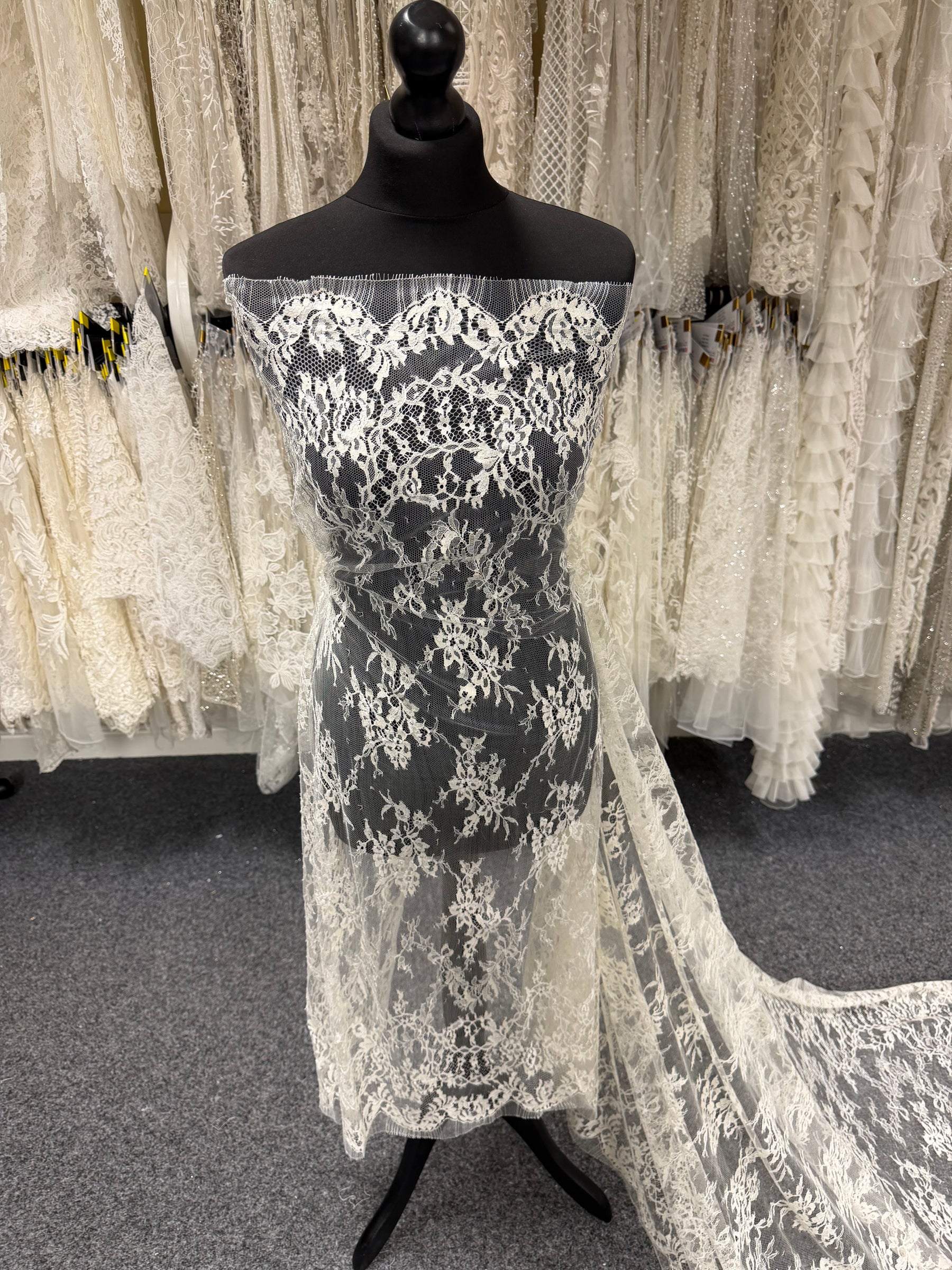 Ivory Chantilly Lace - P302