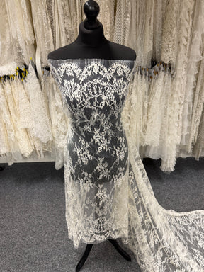 Ivory Chantilly Lace - P302