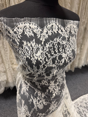 Ivory Chantilly Lace - P302