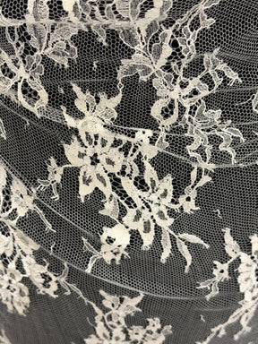 Ivory Chantilly Lace - P302