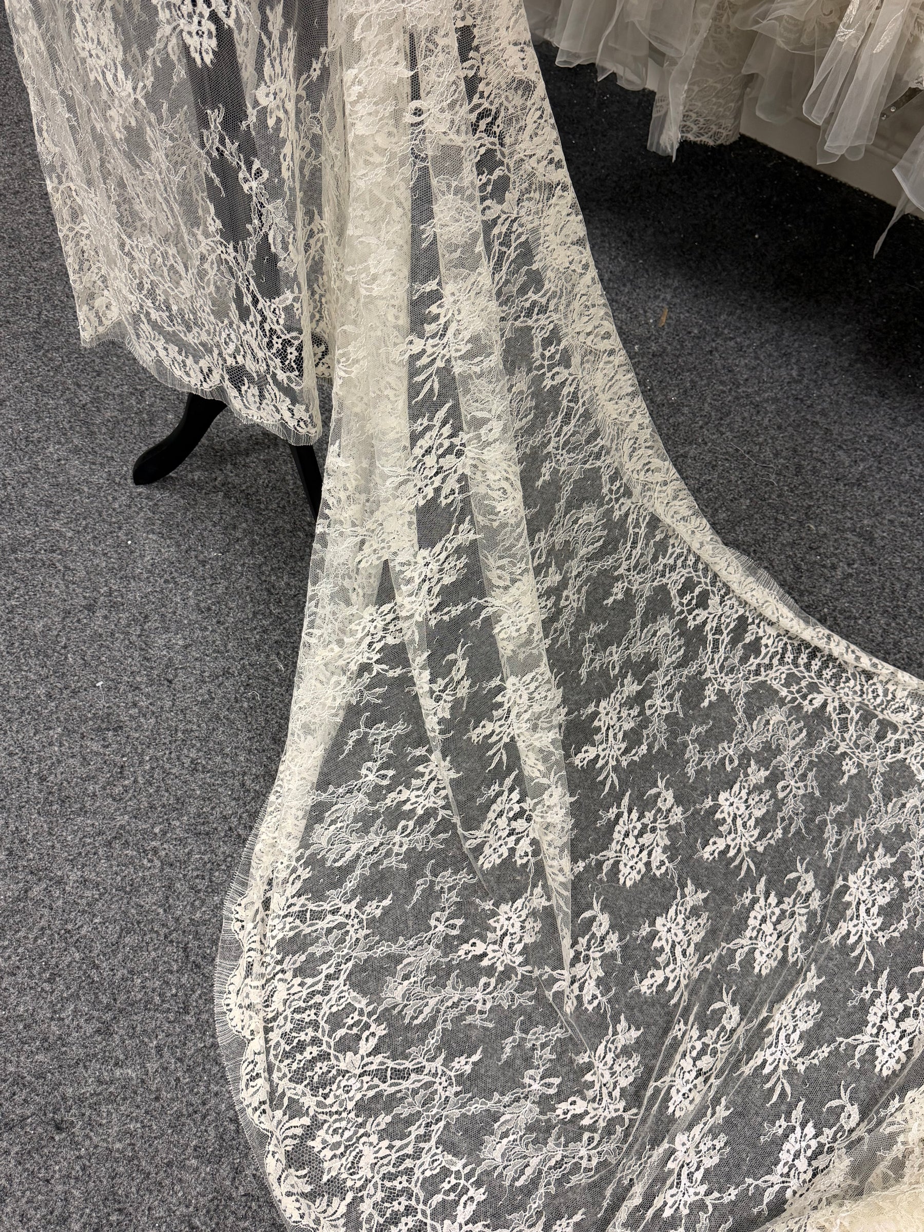 Ivory Chantilly Lace - P302