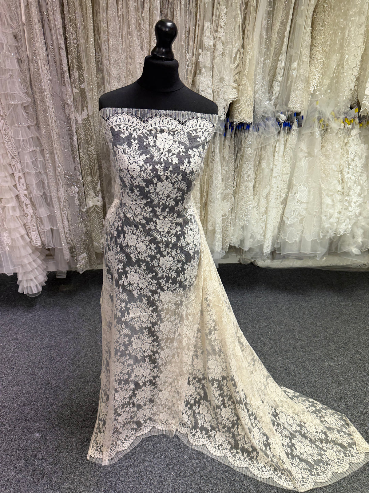 Champagne Beige Chantilly Lace - P294