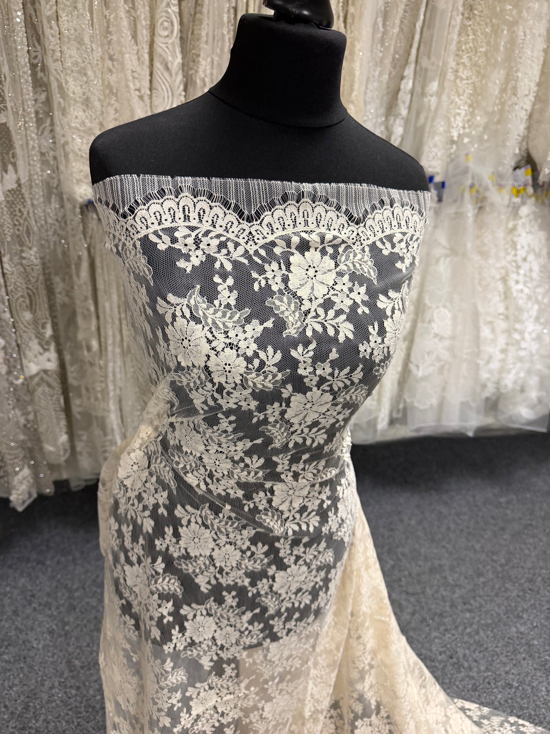 Champagne Beige Chantilly Lace - P294