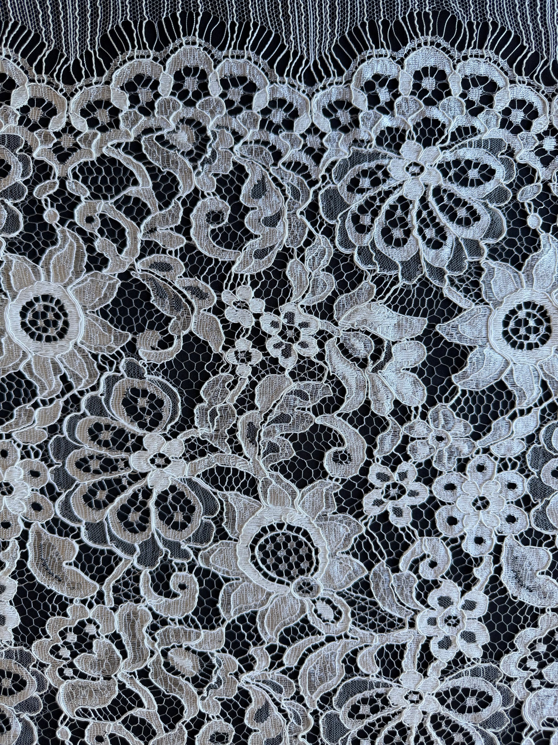 Ivory Chantilly Lace - P297