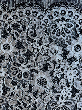 Ivory Chantilly Lace - P297