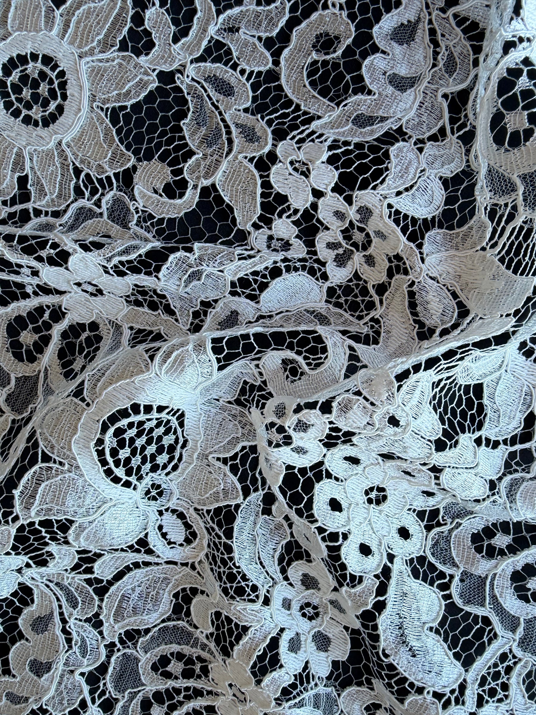 Ivory Chantilly Lace - P297