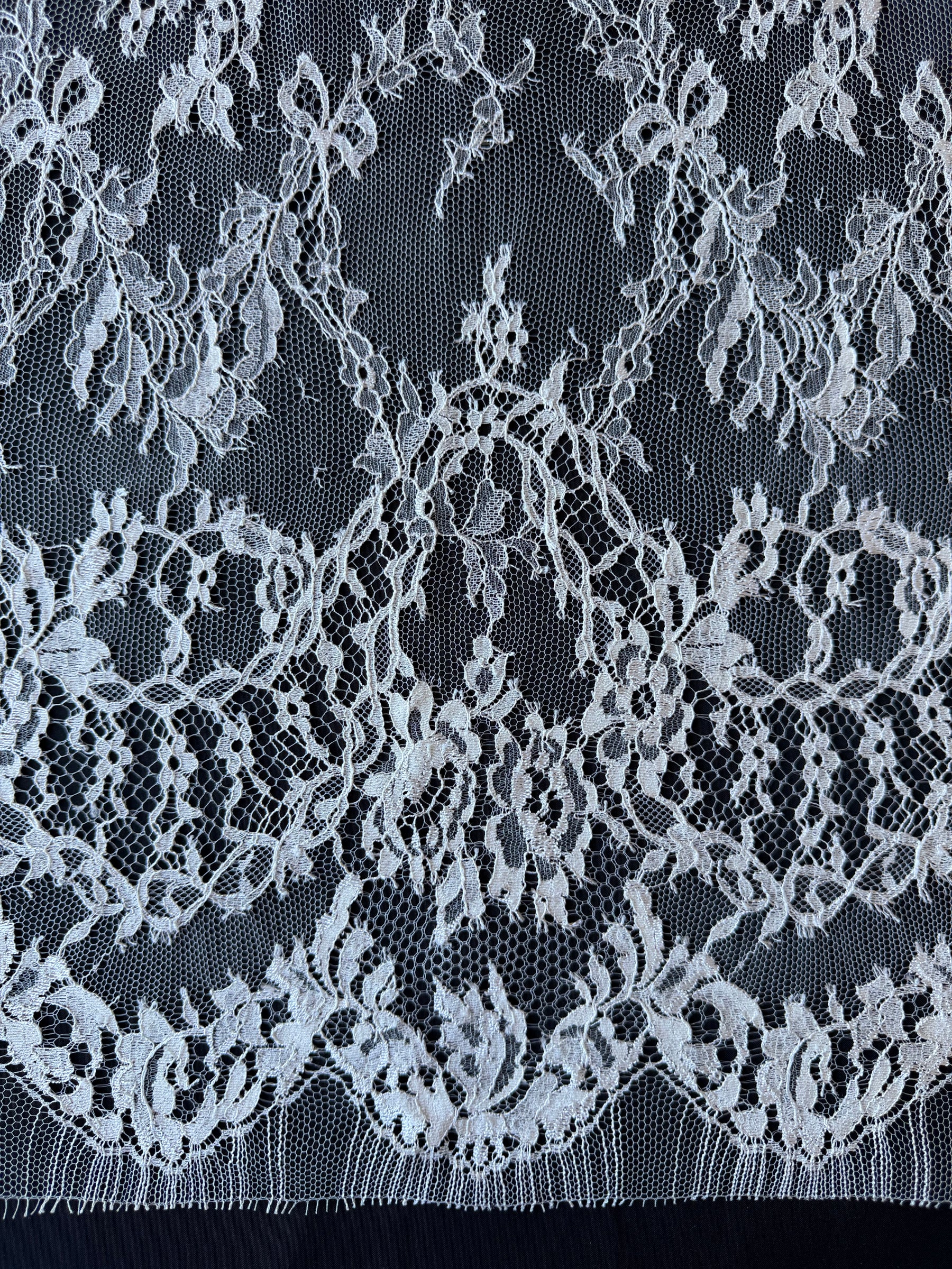 Ivory Chantilly Lace - P302