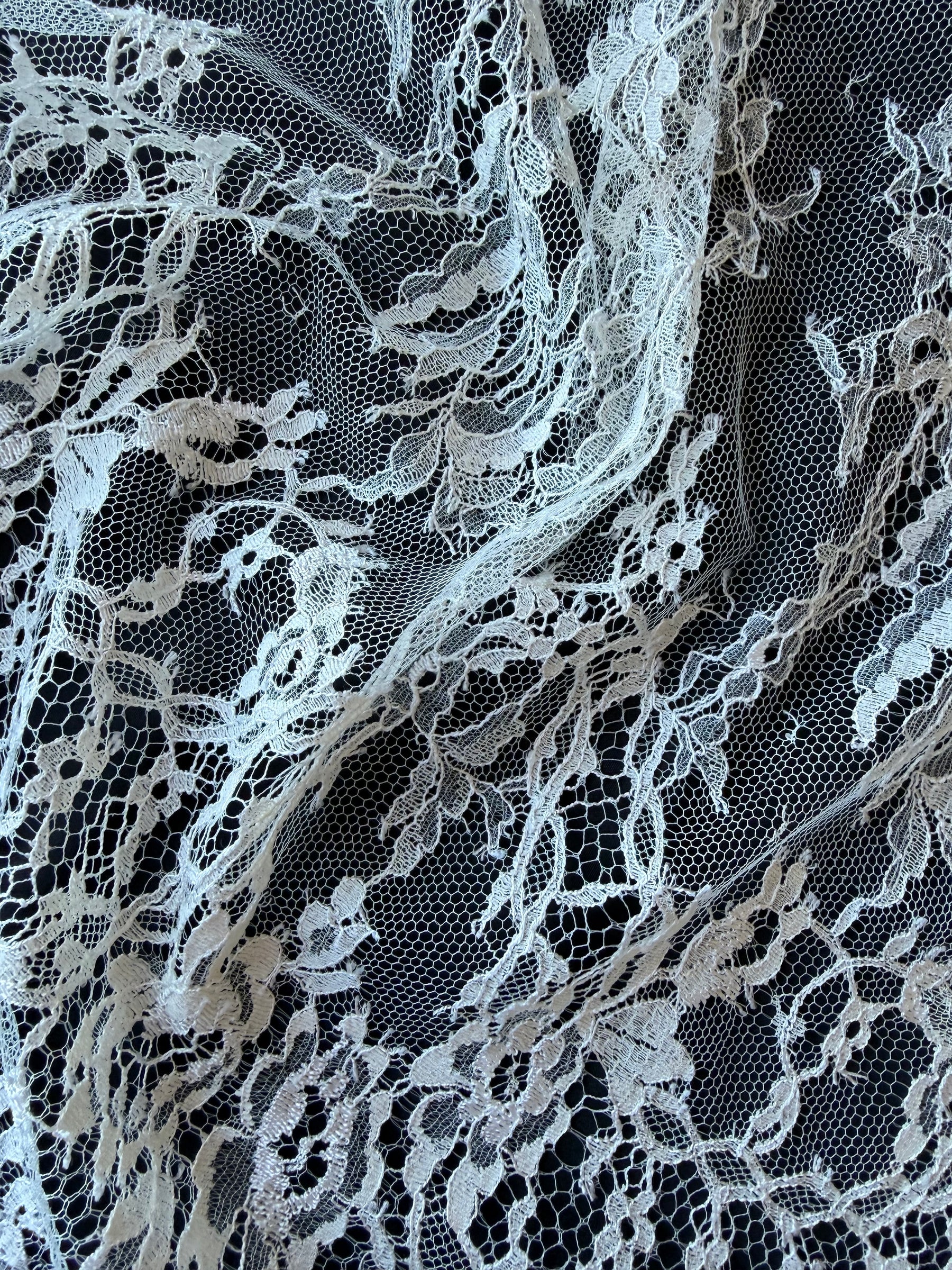 Ivory Chantilly Lace - P302