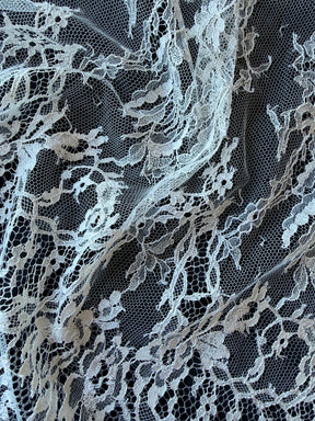 Ivory Chantilly Lace - P302