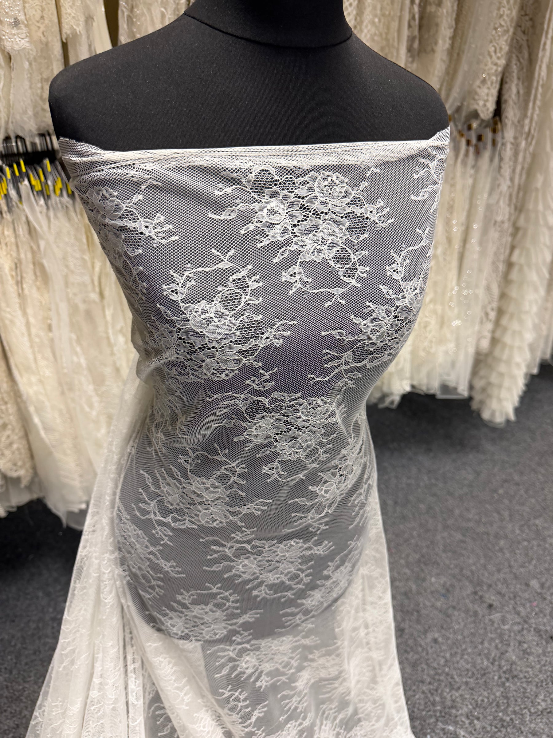 Ivory Leavers Lace - P887