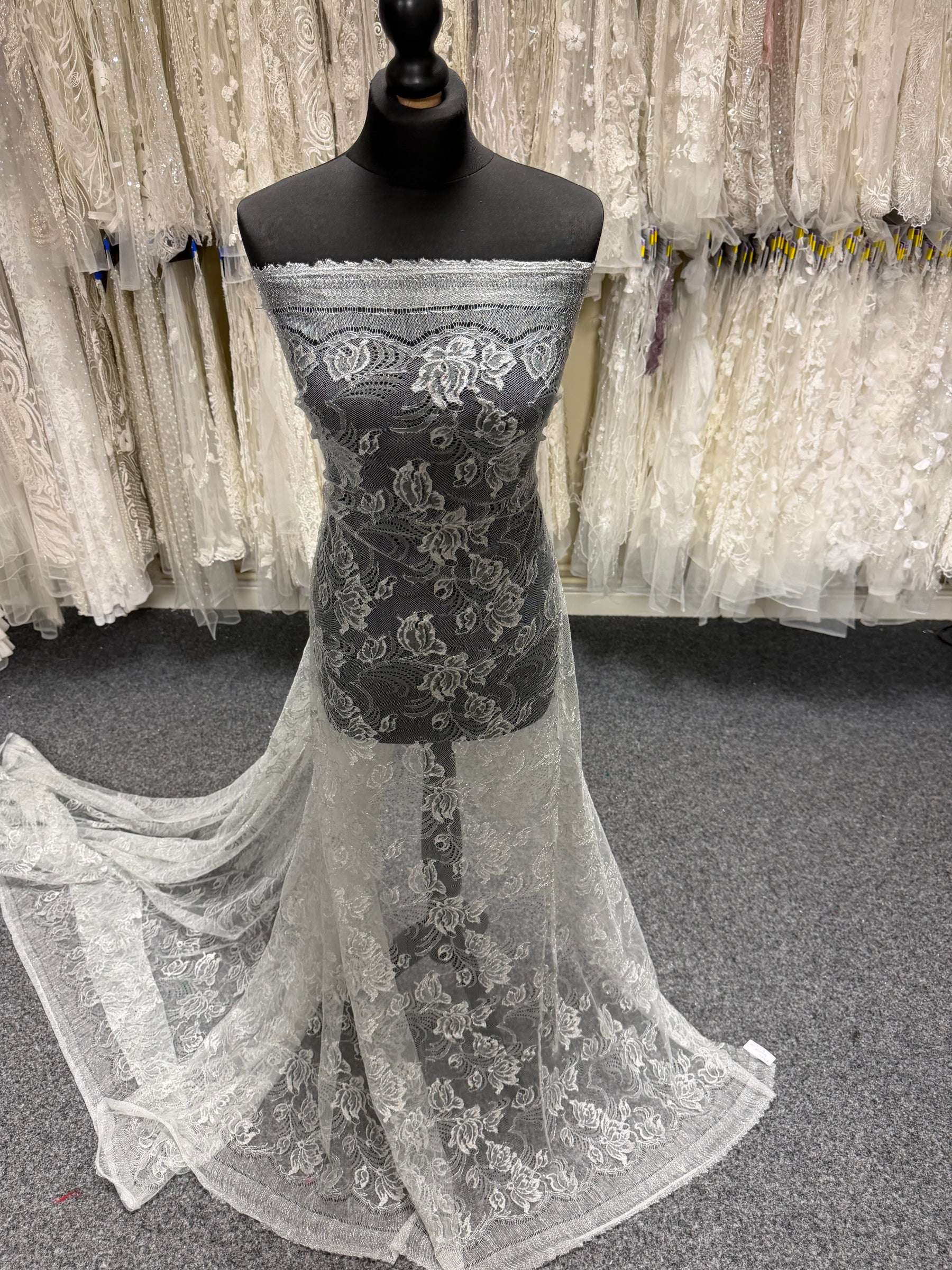 Silver Chantilly Lace - P882