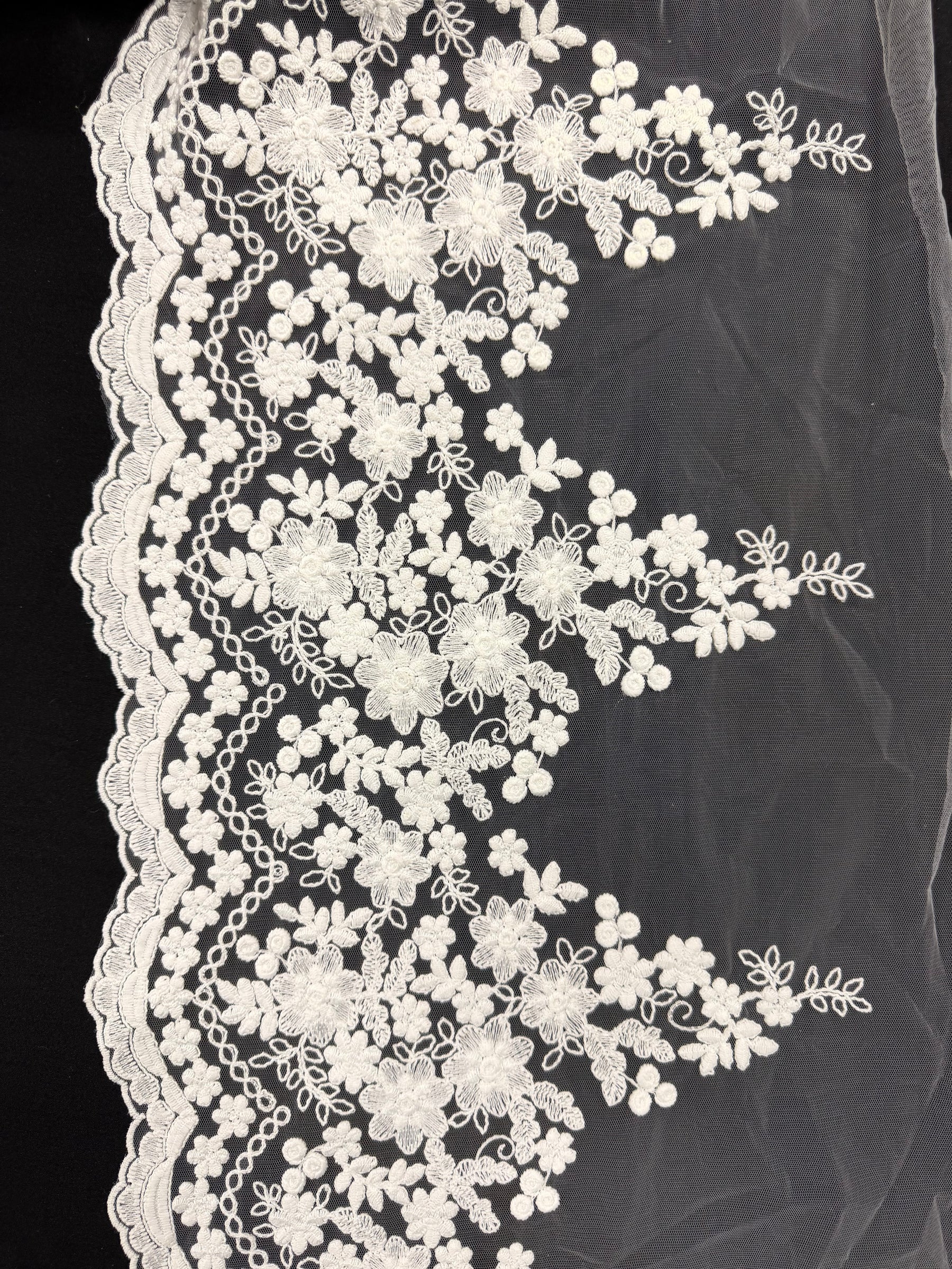 Light Ivory Corded Lace Trim - T982