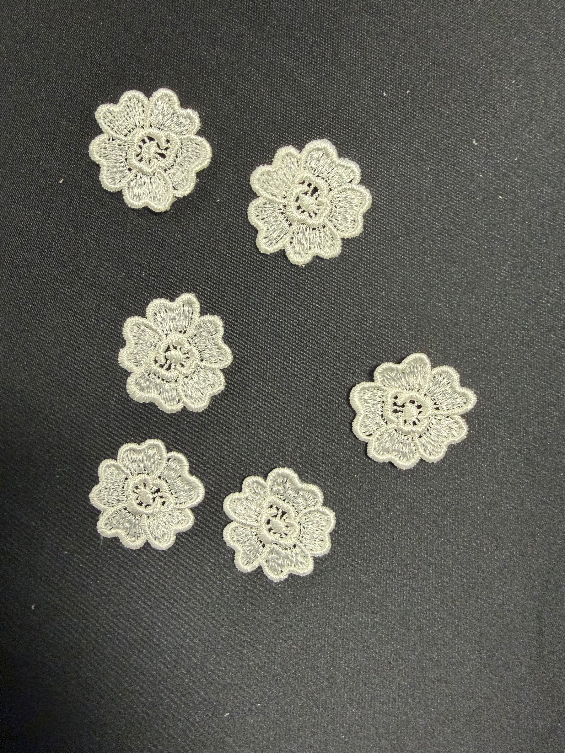Ivory Guipure Flower - M24 (Bag of 25)