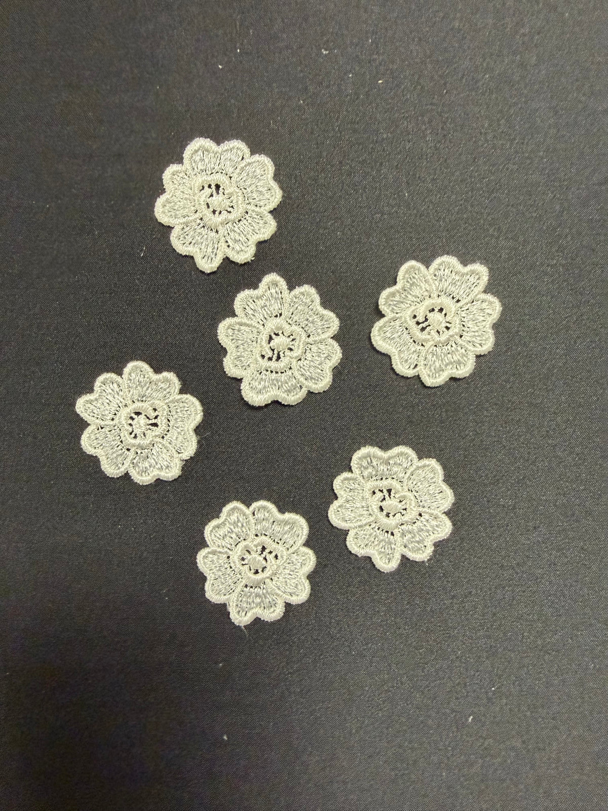 Ivory Guipure Flower - M24 (Bag of 25)
