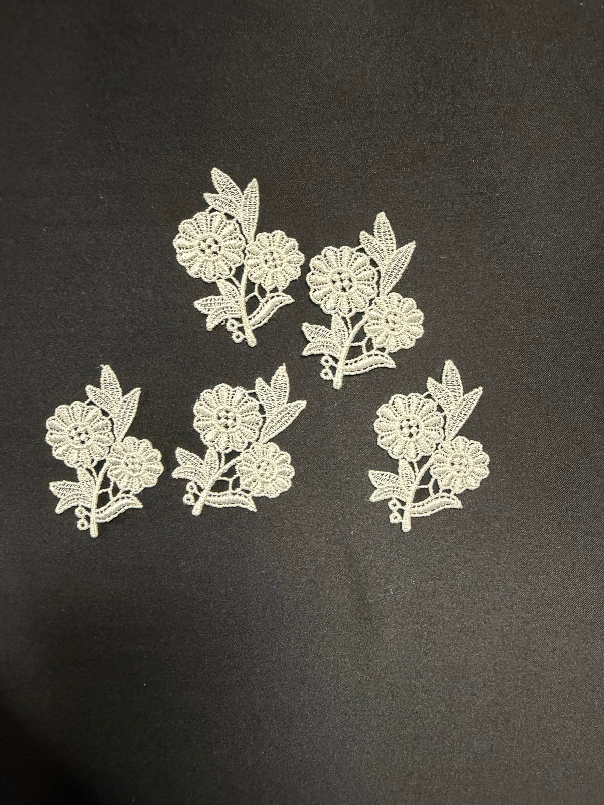 Ivory Guipure Floral Bouquet - M22 (Bag of 25)