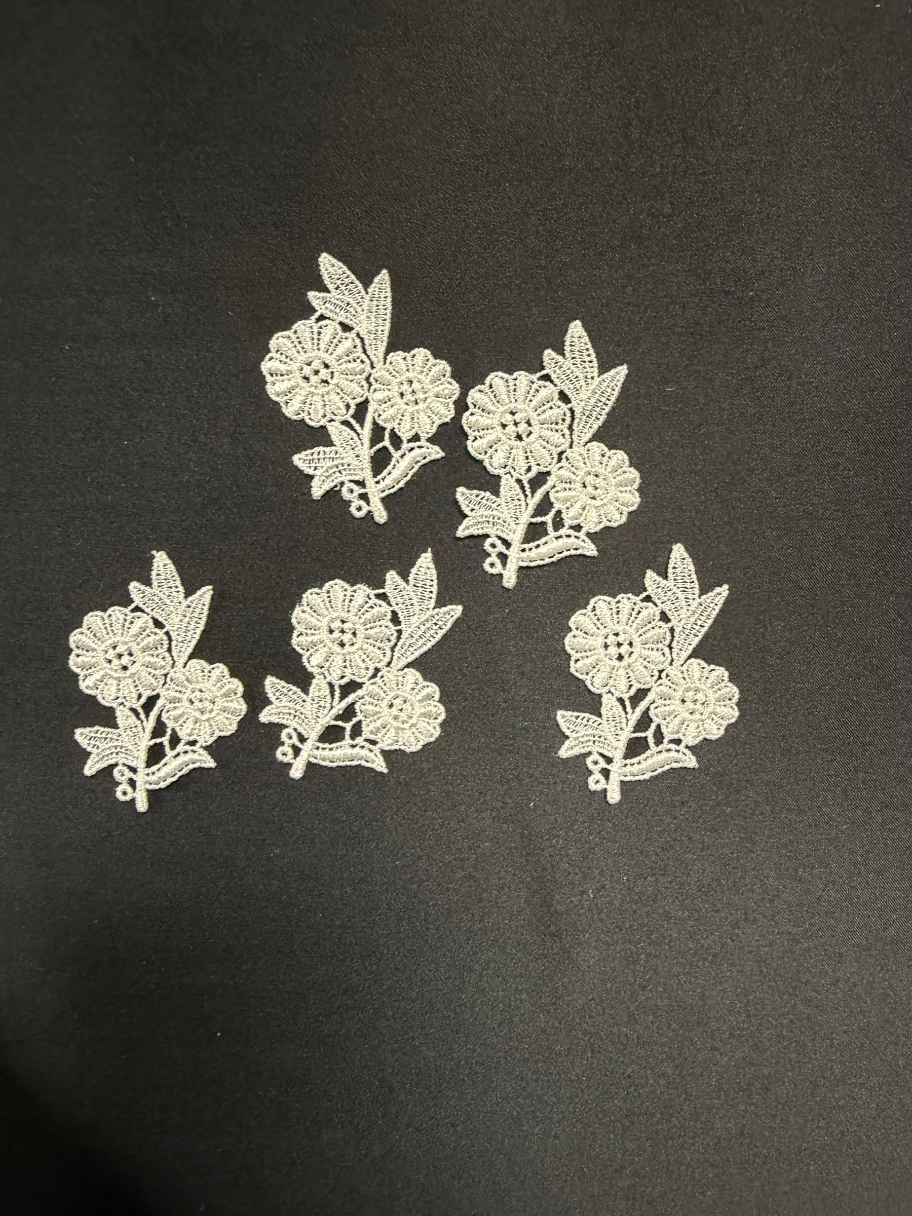 Ivory Guipure Floral Bouquet - M22 (Bag of 25)