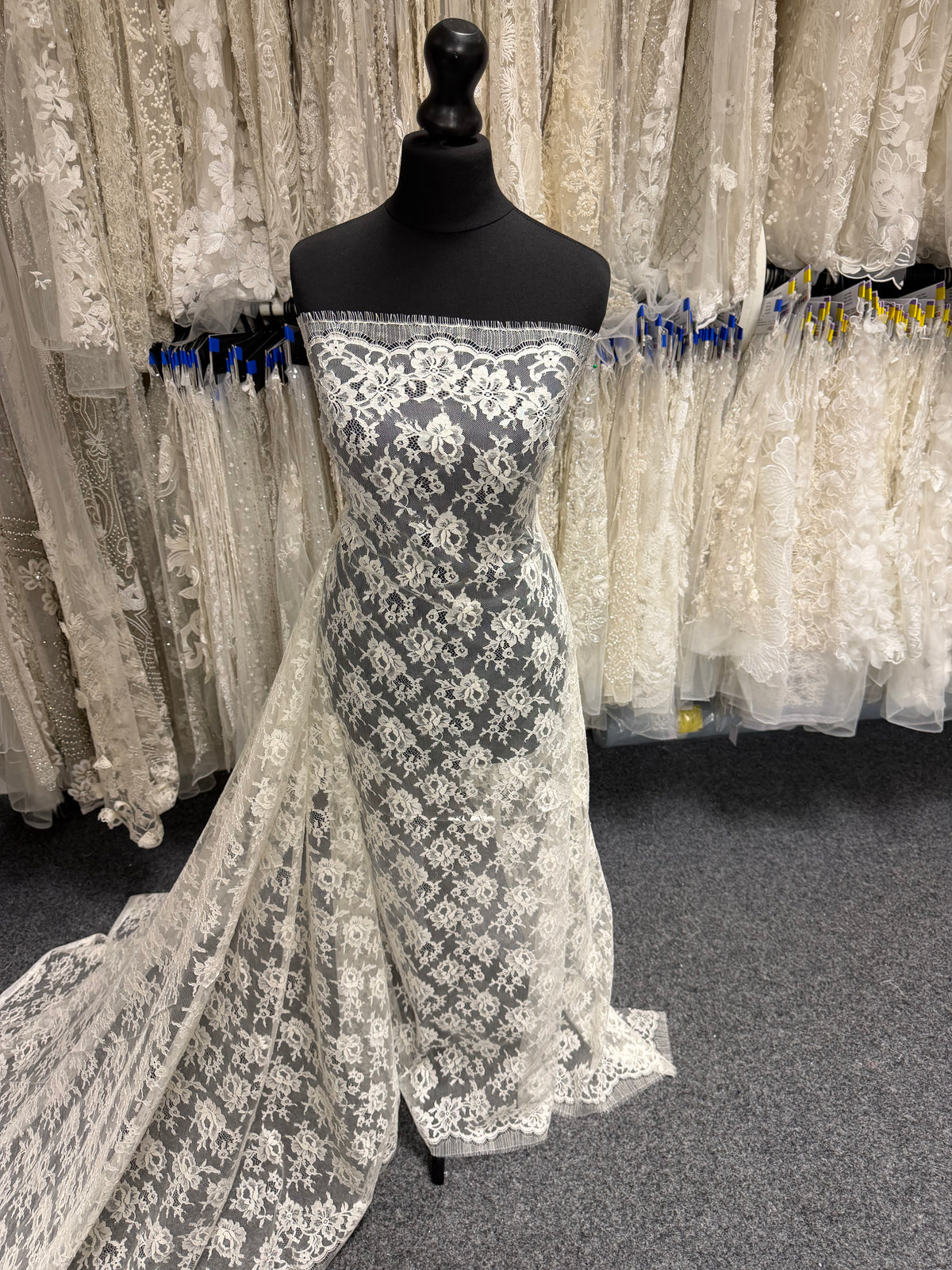 Ivory Chantilly Lace - P204