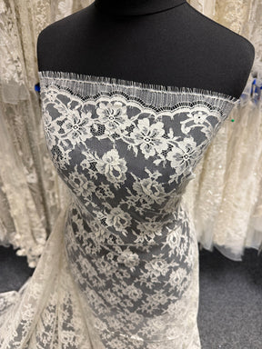 Ivory Chantilly Lace - P204