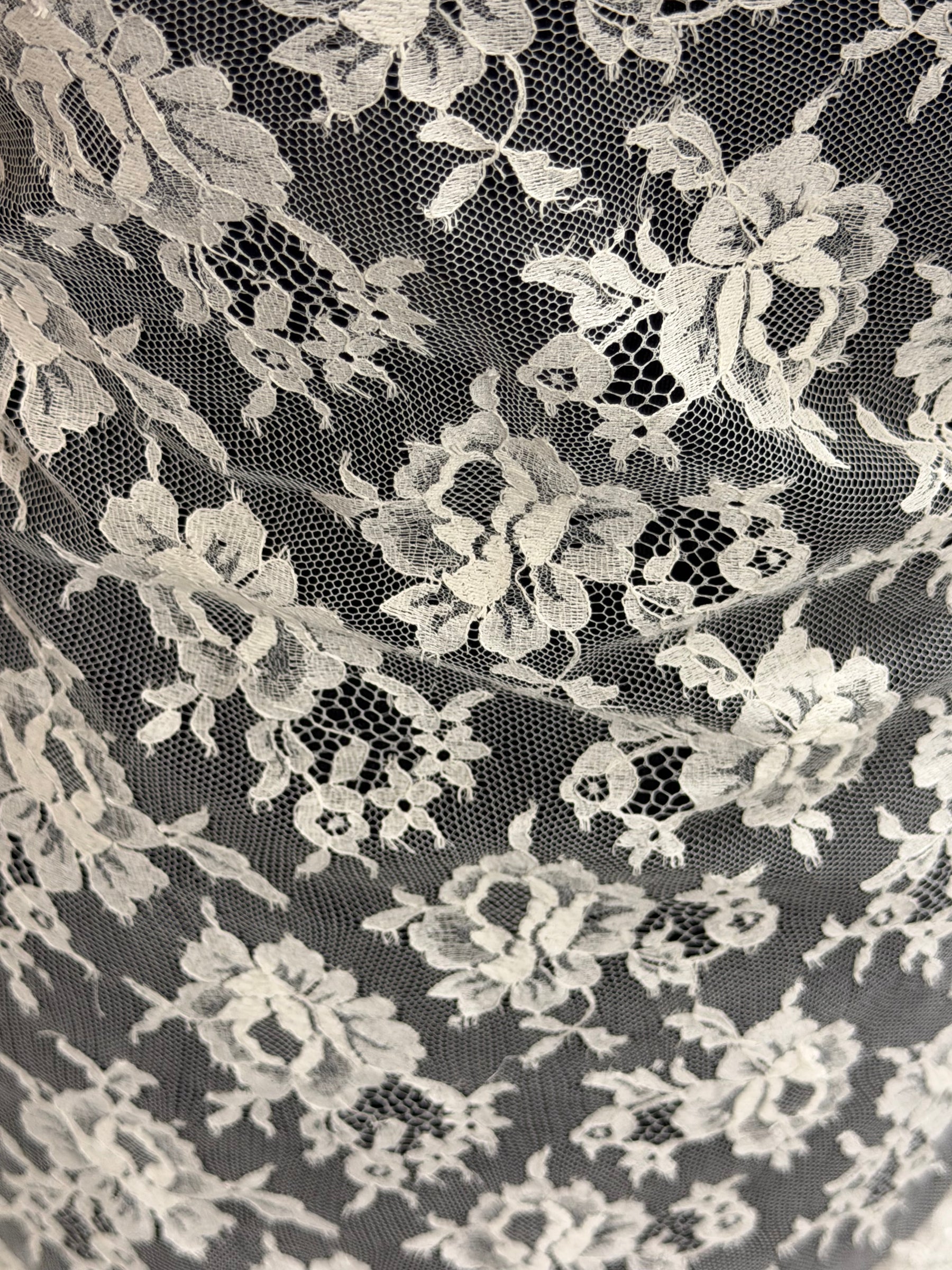 Ivory Chantilly Lace - P204