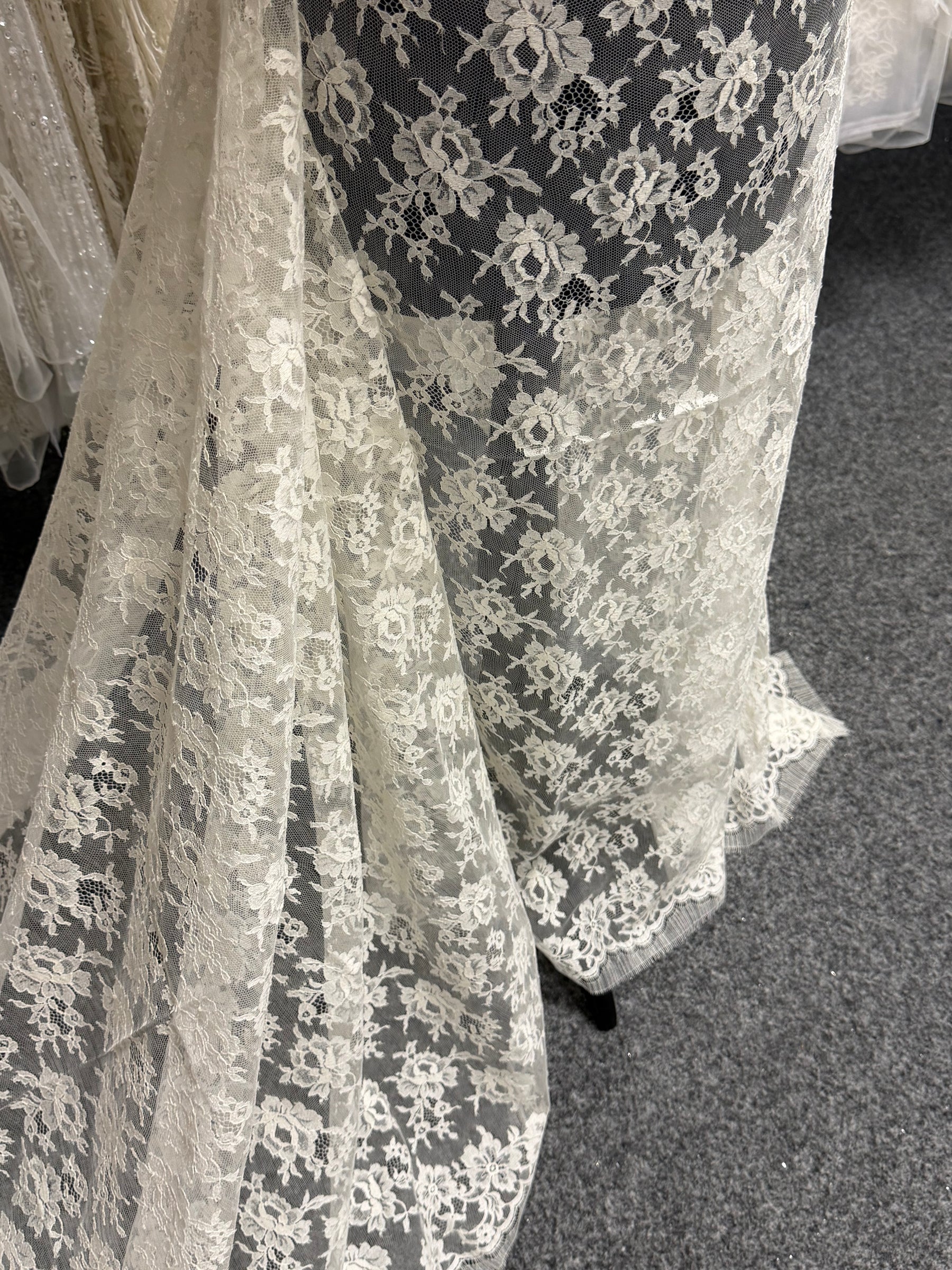 Ivory Chantilly Lace - P204