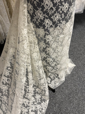 Ivory Chantilly Lace - P204